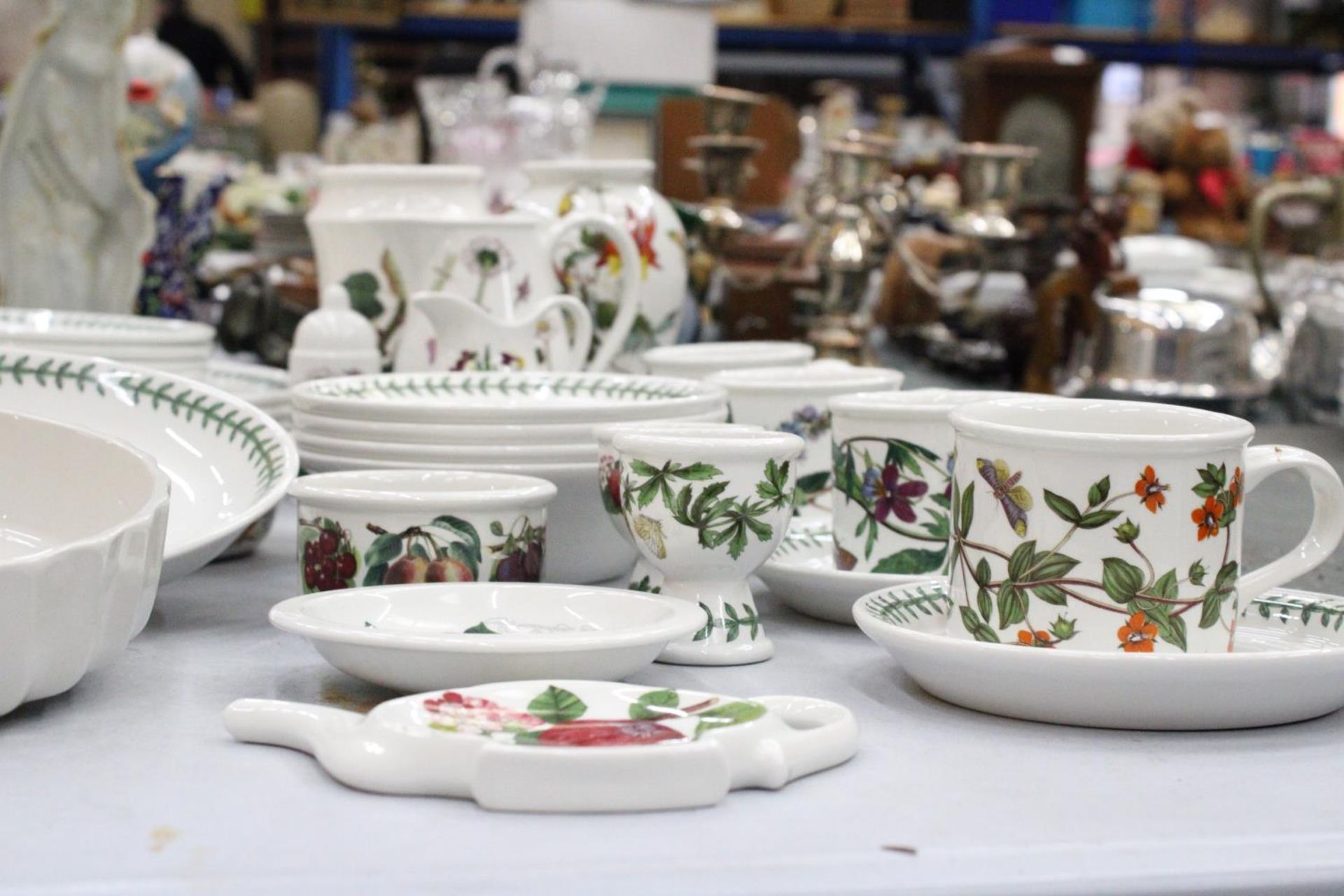 A LARGE QUANTITY OF PORTMEIRION BONTANIC GARDEN DINNERWARE - TO INCLUDE JUGS, PLATES, EGG CUPS ETC - Image 2 of 6