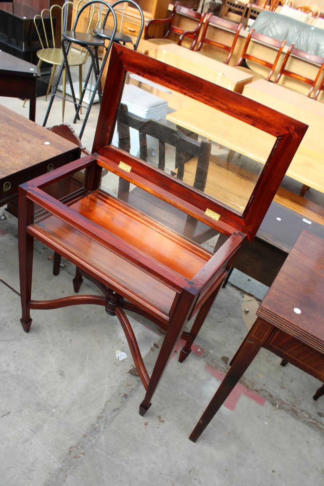 A REPRODUCTION MAHOGANY BIJOUTERIE TABLE ON TAPERING LEGS WITH SPADE FEET, 27" X 16" - Image 3 of 3