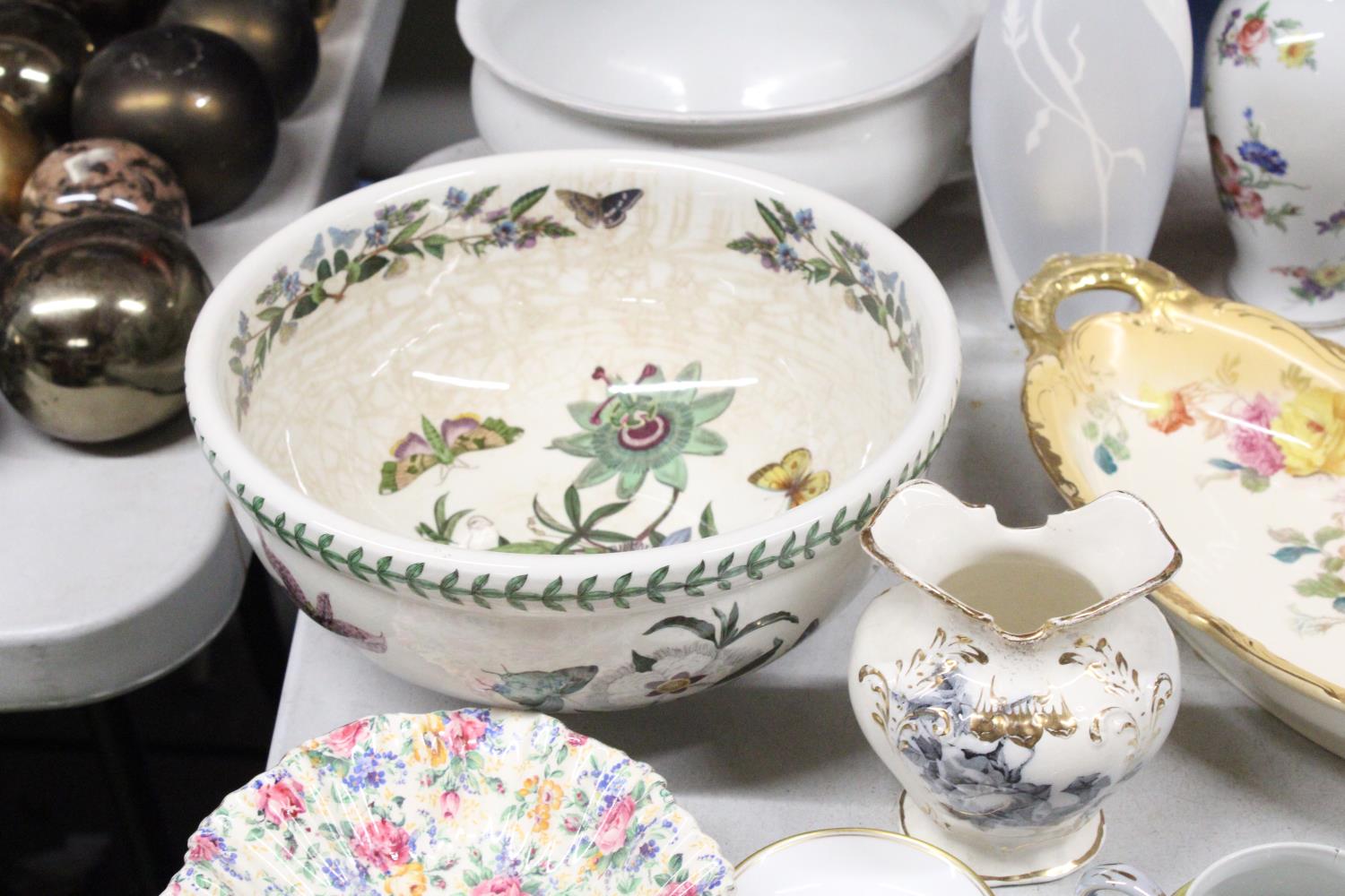 A MIXED LOT TO INCLUDE A LARGE PORTMEIRION BOWL, A FENTON JUG, A ROYAL WORCESTER TRINKET DISH PLUS A - Image 2 of 5