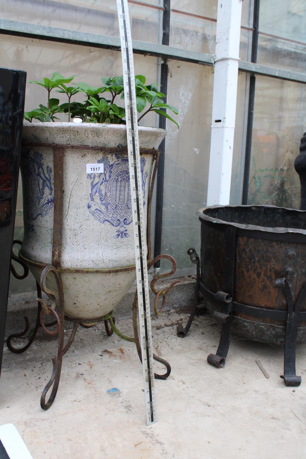 A DECORATIVE VINTAGE BLUE AND WHITE GLAZED PLANT POT WITH WROUGHT IRON STAND (H:66CM) - Image 3 of 3