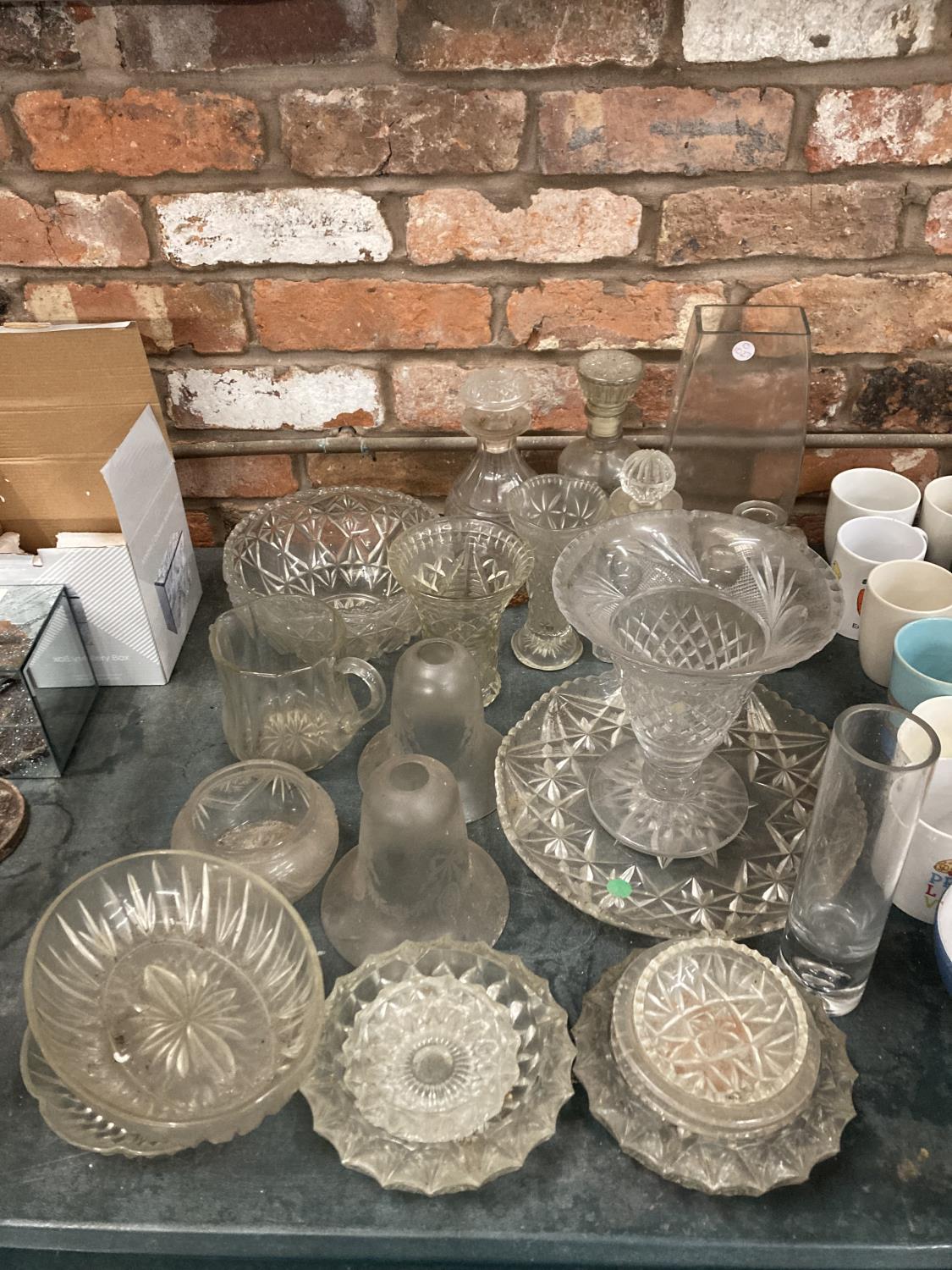 A LARGE QUANTITY OF VINTAGE GLASSWARE TO INCLUDE DECANTERS, VASES, BOWLS, LAMP SHADES, ETC