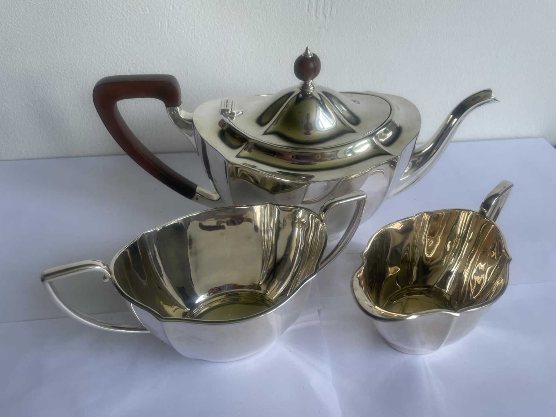 A HALLMARKED BIRMINGHAM SILVER TEAPOT, SUGAR BOWL AND MILK JUG GROSS WEIGHT 996 GRAMS