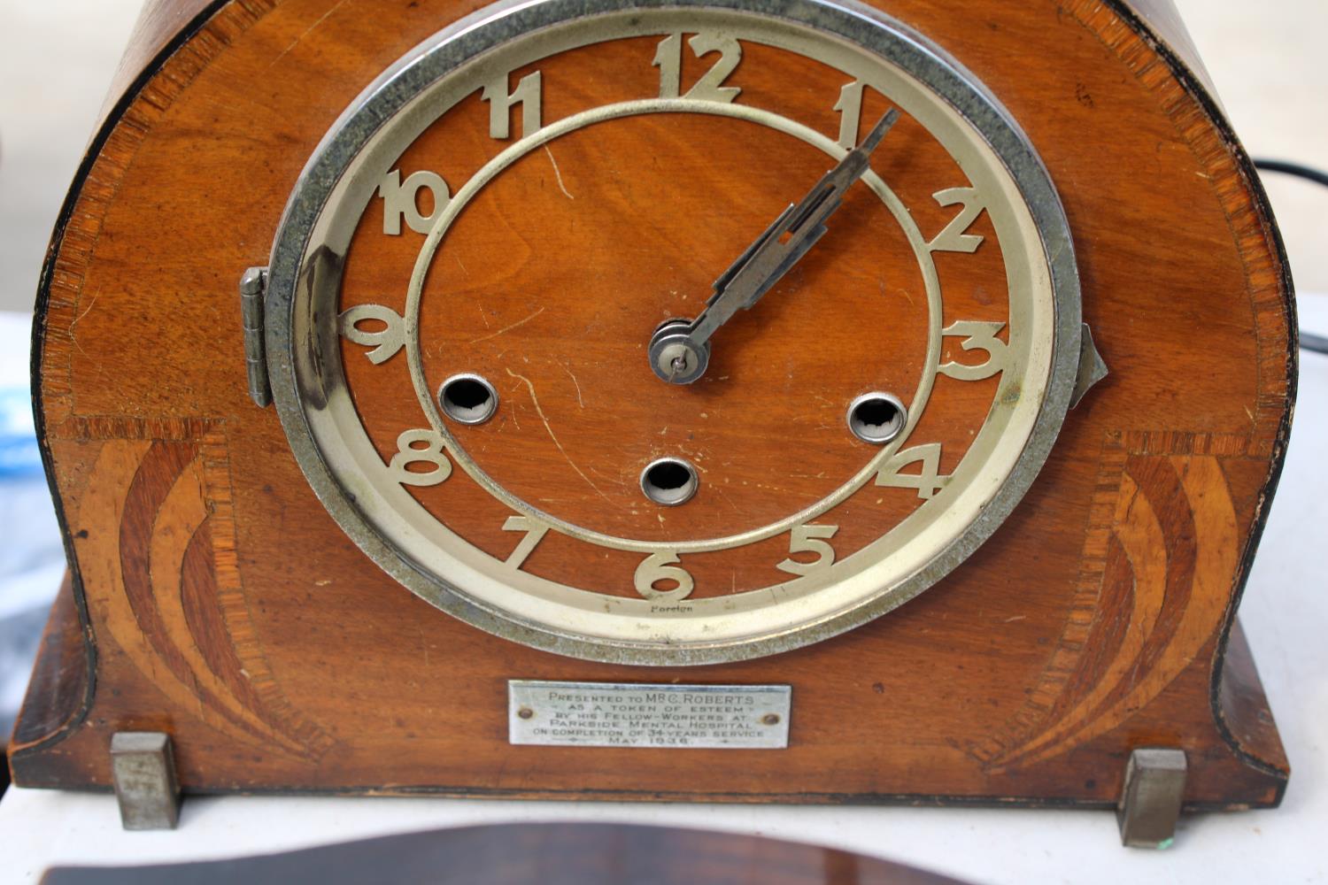 A WESTMINISTER CHIMING MANTLE CLOCK WITH A PLAQUE DATED 1936 AND A FURTHER MANTLE CLOCK BEARING A - Image 3 of 3