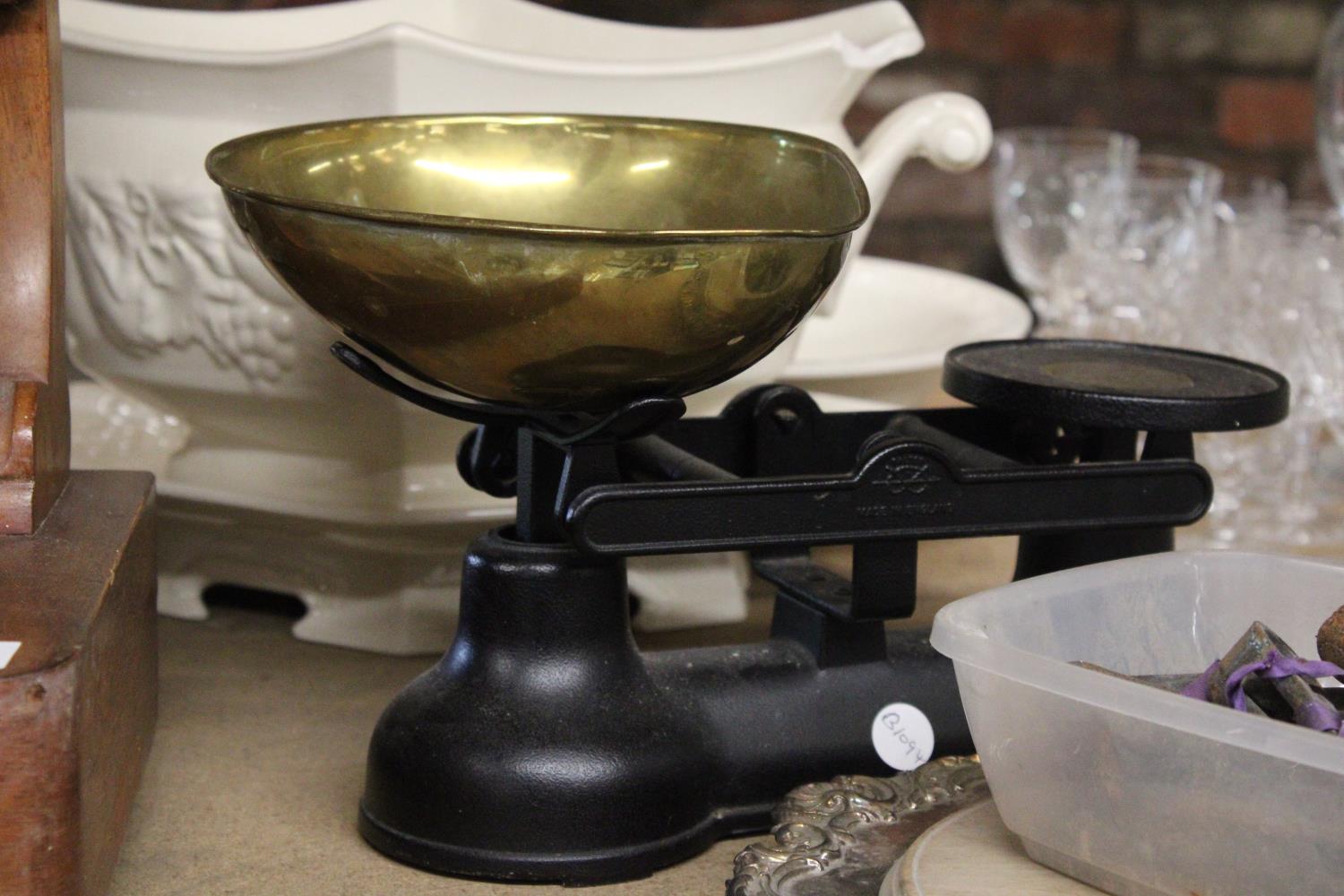 A SET OF TRADITIONAL "SALTER" BLACK VINTAGE KITCHEN SCALES PLUS A SILVER PLATED SHALLOW BOWL WITH - Bild 2 aus 4