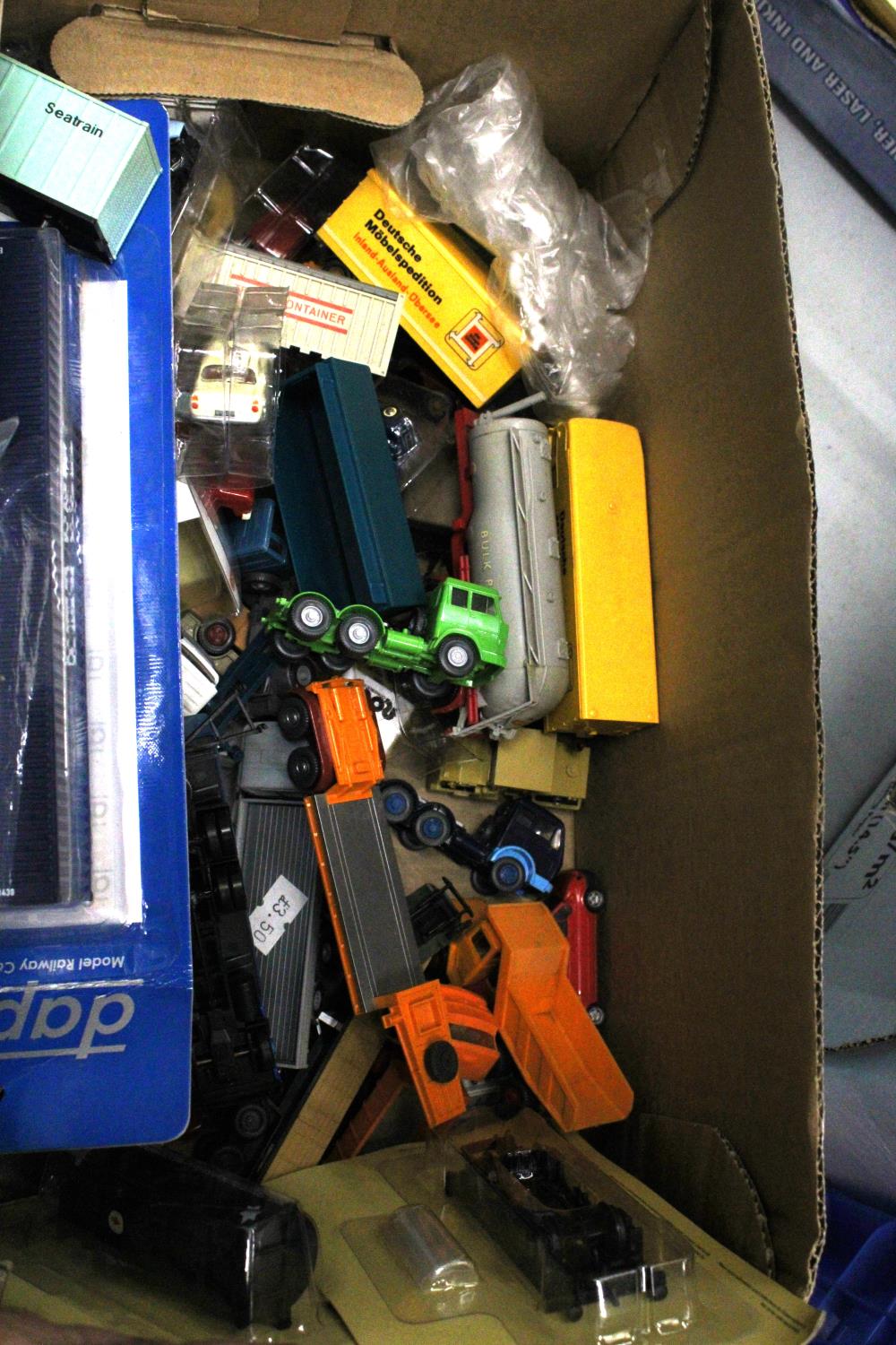 VARIOUS MIXED TOY VEHICLES TO INCLUDE CARS, LORRIES, CONSTRUCTION VEHICLES ETC. - Image 3 of 4