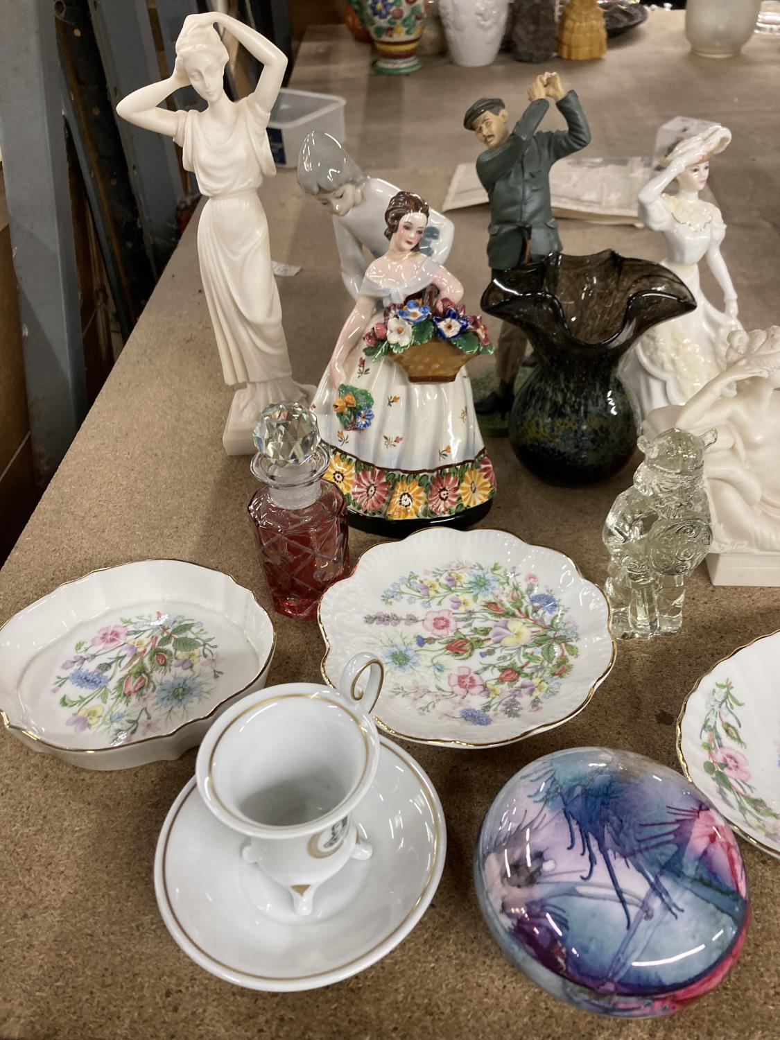 SIX FIGURINES TO INCLUDE COALPORT, AYNSLEY PLATES AND A PIN TRAY, SCENT BOTTLE, VASE, ETC - Image 3 of 4