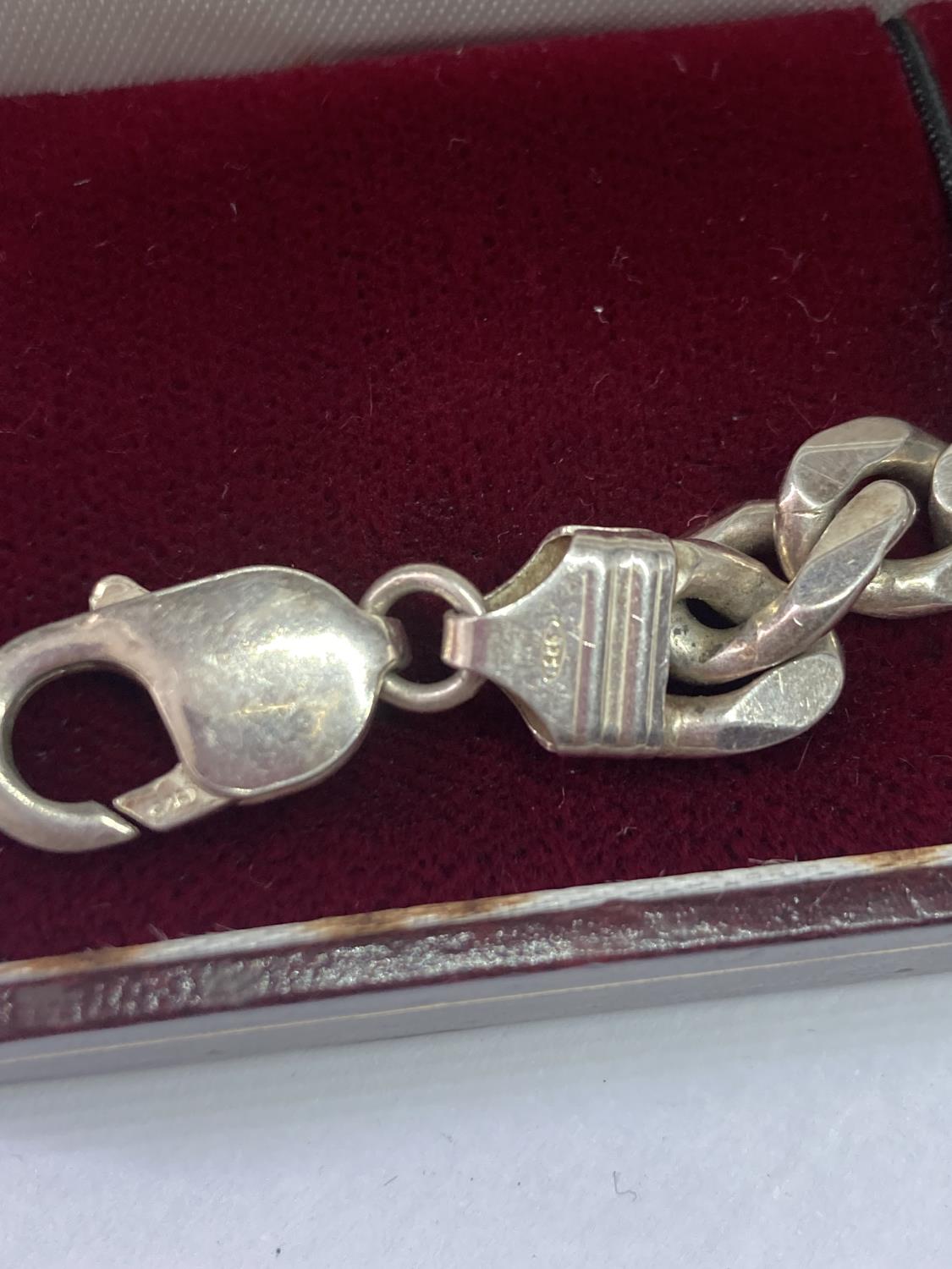 A HEAVY SILVER ID BRACELET IN A PRESENTATION BOX - Image 3 of 3