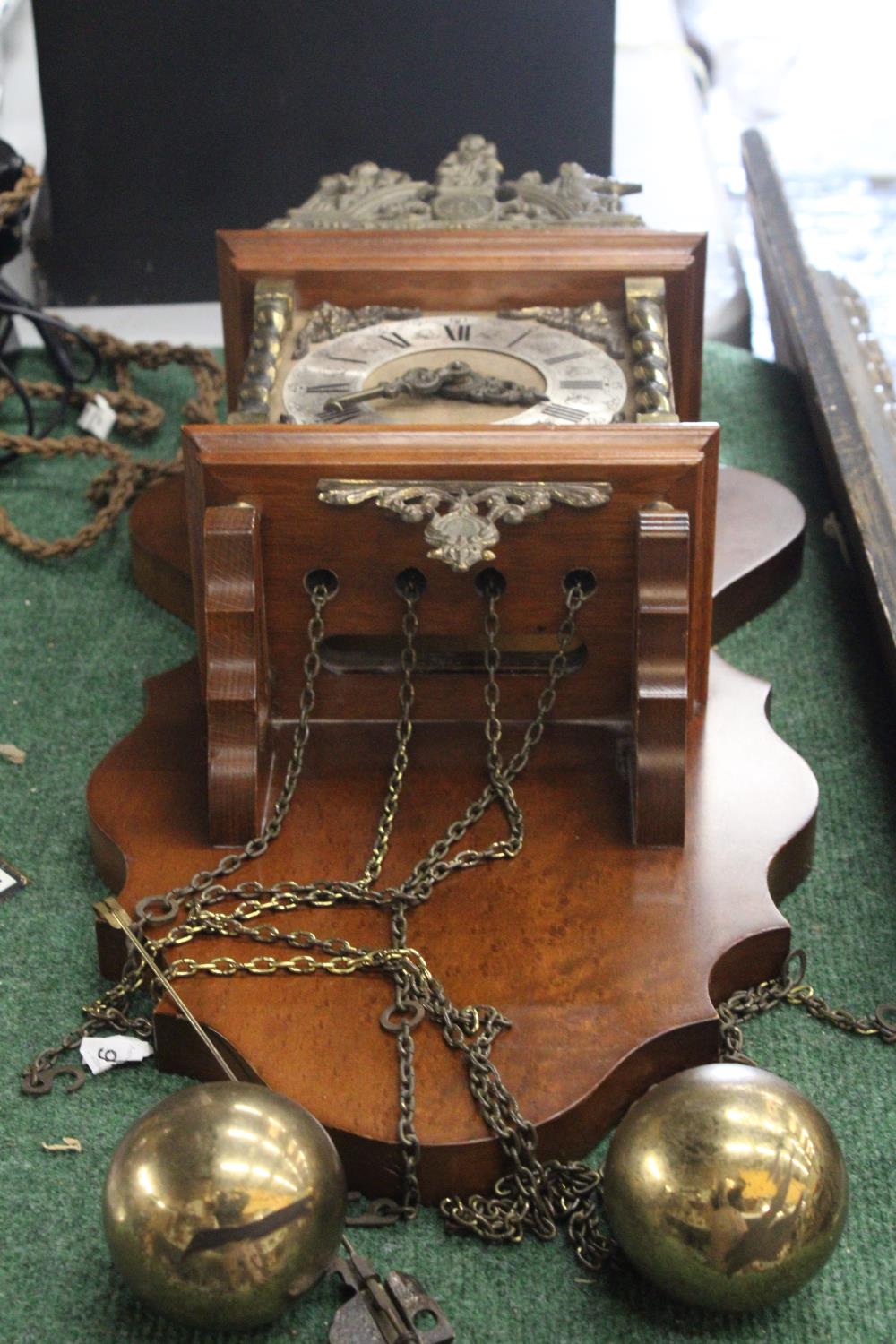 A VINTAGE WOODEN CASED WALL CLOCK, WITH BRASS DECORATION AND PENDULUM, HEIGHT 65CM - Image 3 of 3