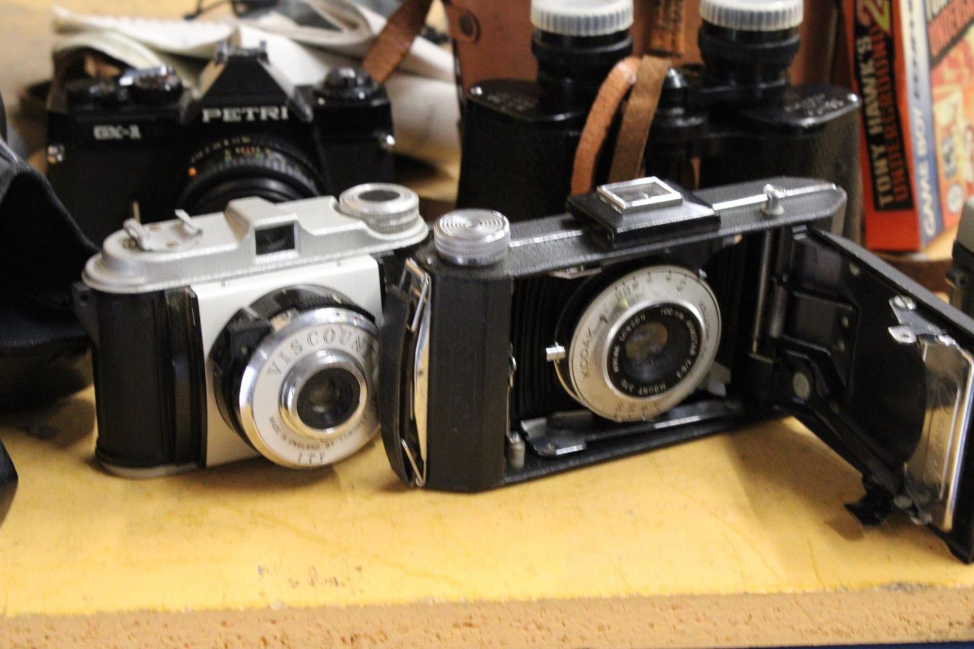 A COLLECTION OF VINTAGE CAMERAS TO INCLUDE A SIX 20 KODAK, AGILUX AGIFLASH, SONY CYBERSHOT, KONICA - Image 6 of 7