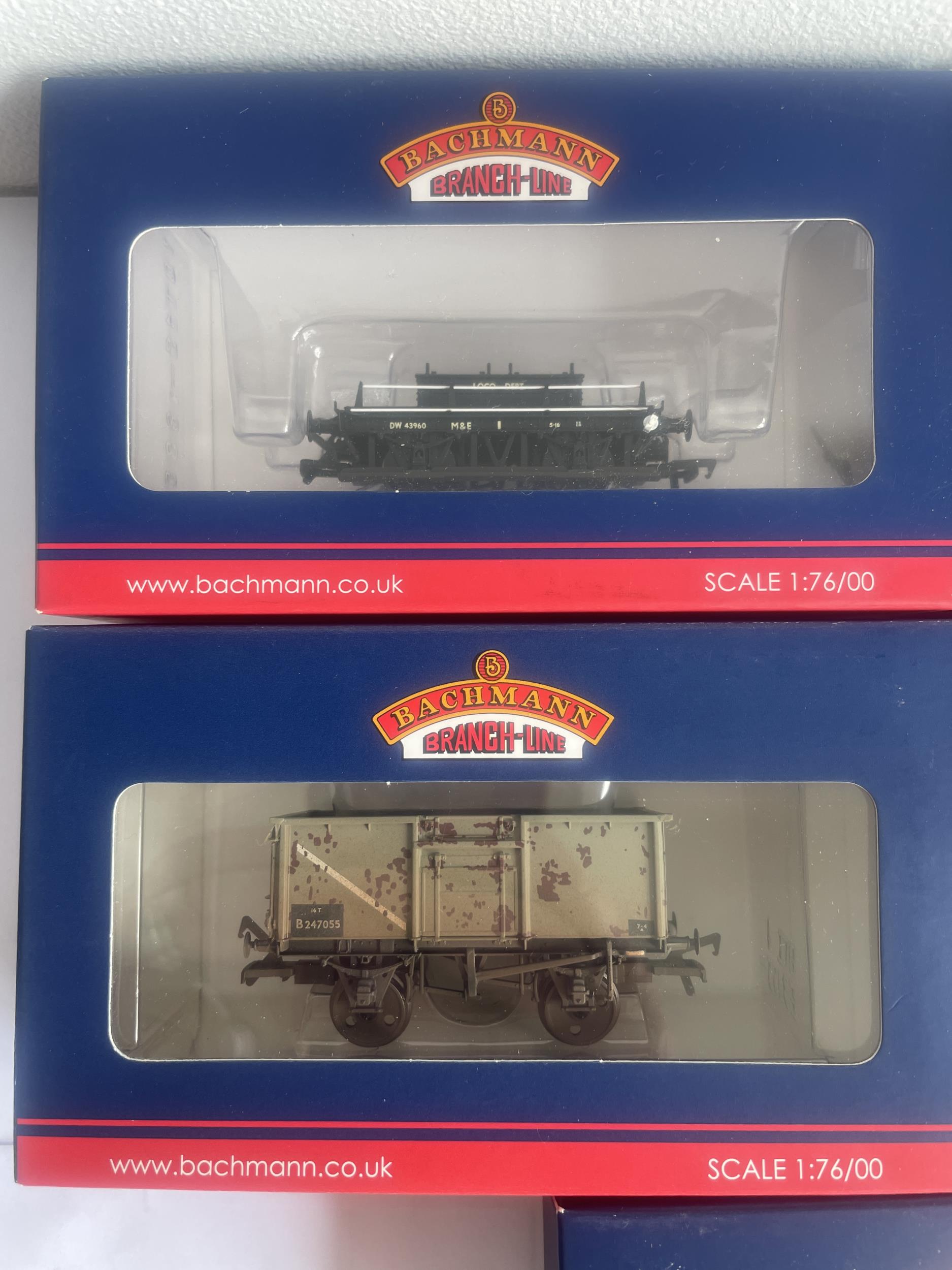 FIVE BOXED BACHMANN 00 GAUGE FREIGHT CARRIAGES TO INCLUDE TWO WITH MILITARY TANKS - Image 2 of 5