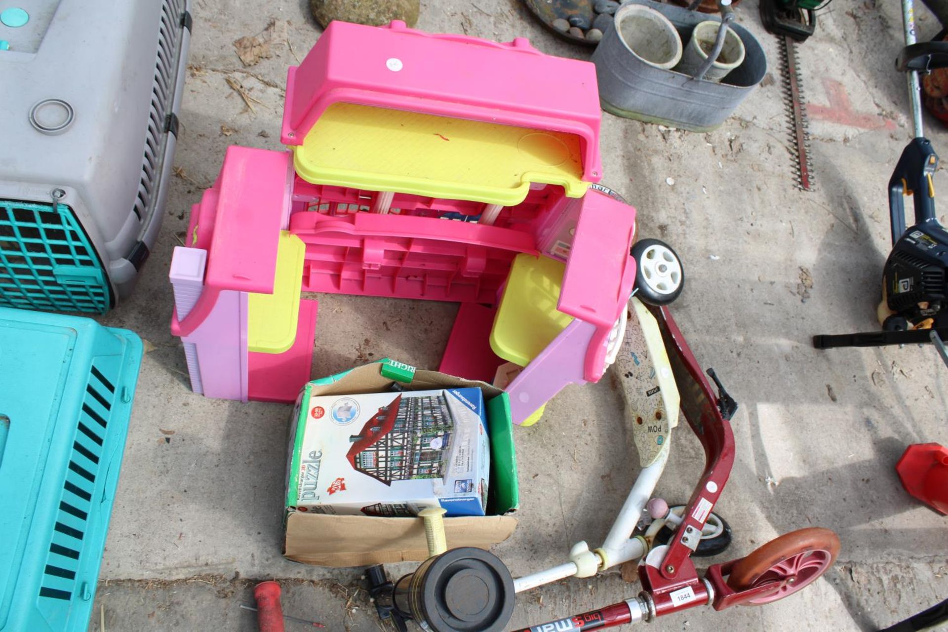 AN ASSORTMENT OF CHILDRENS TOYS AND GAMES TO INCLUDE TWO SCOOTERS AND A JIGSAW PUZZLE ETC - Bild 2 aus 3