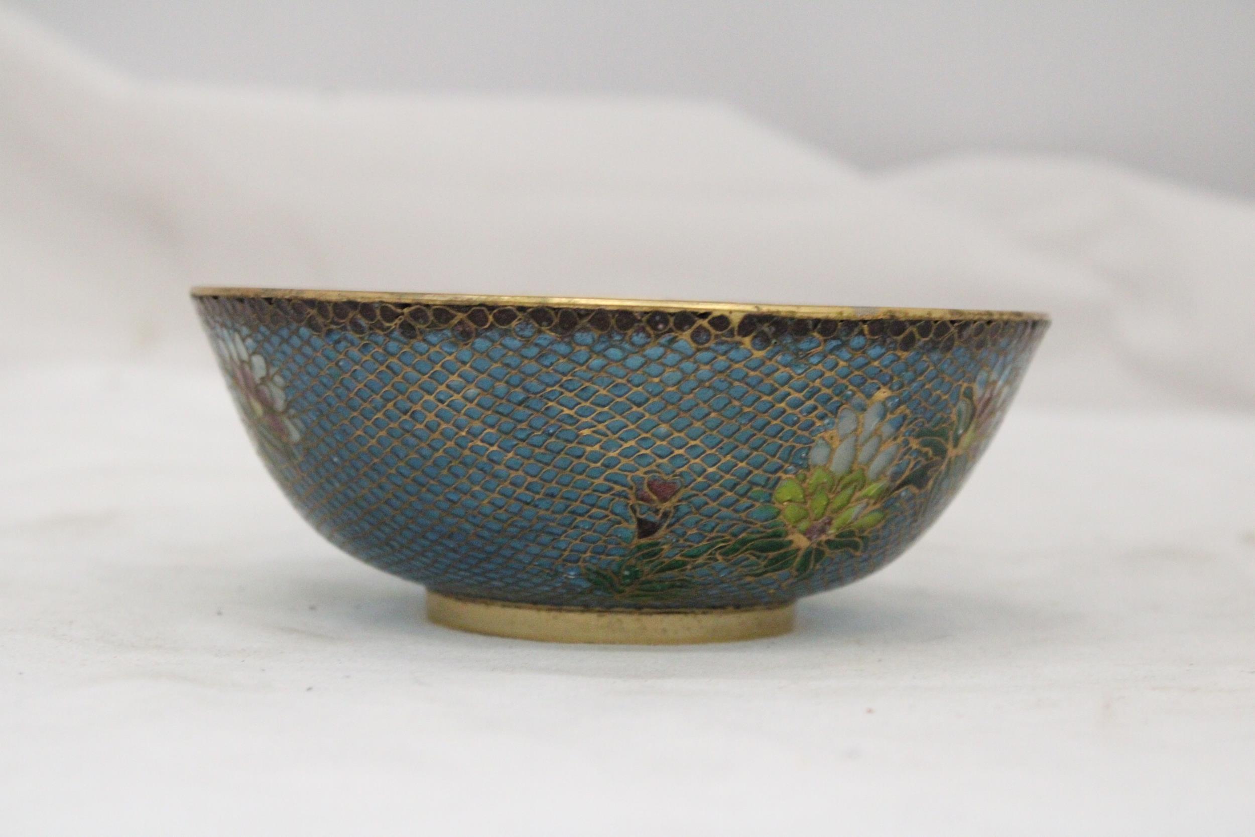 A VINTAGE CHINESE STYLE BRASS FILIGREE AND ENAMEL BOWL ON WOODEN STAND - Image 2 of 5