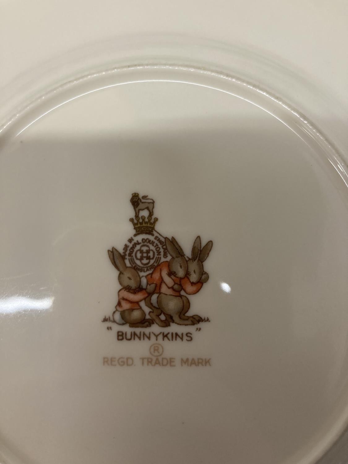 A COLLECTION OF ROYAL DOULTON 'BUNNYKINS' DINNERWARE TO INCLUDE BOWLS, PLATES, A CUP AND SAUCER - Image 3 of 3