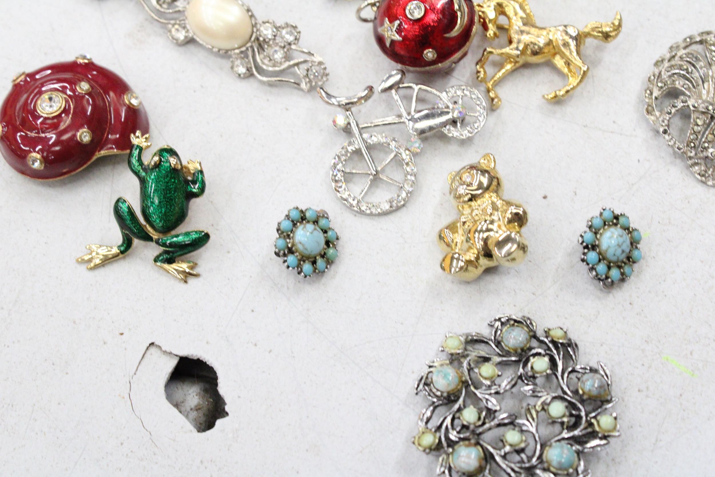 A MIXED LOT OF COSTUME JEWELLERY TO INCLUDE EIGHT BROOCHES, TWO PAIRS OF CLIP ON EARRINGS PLUS AN - Image 6 of 6