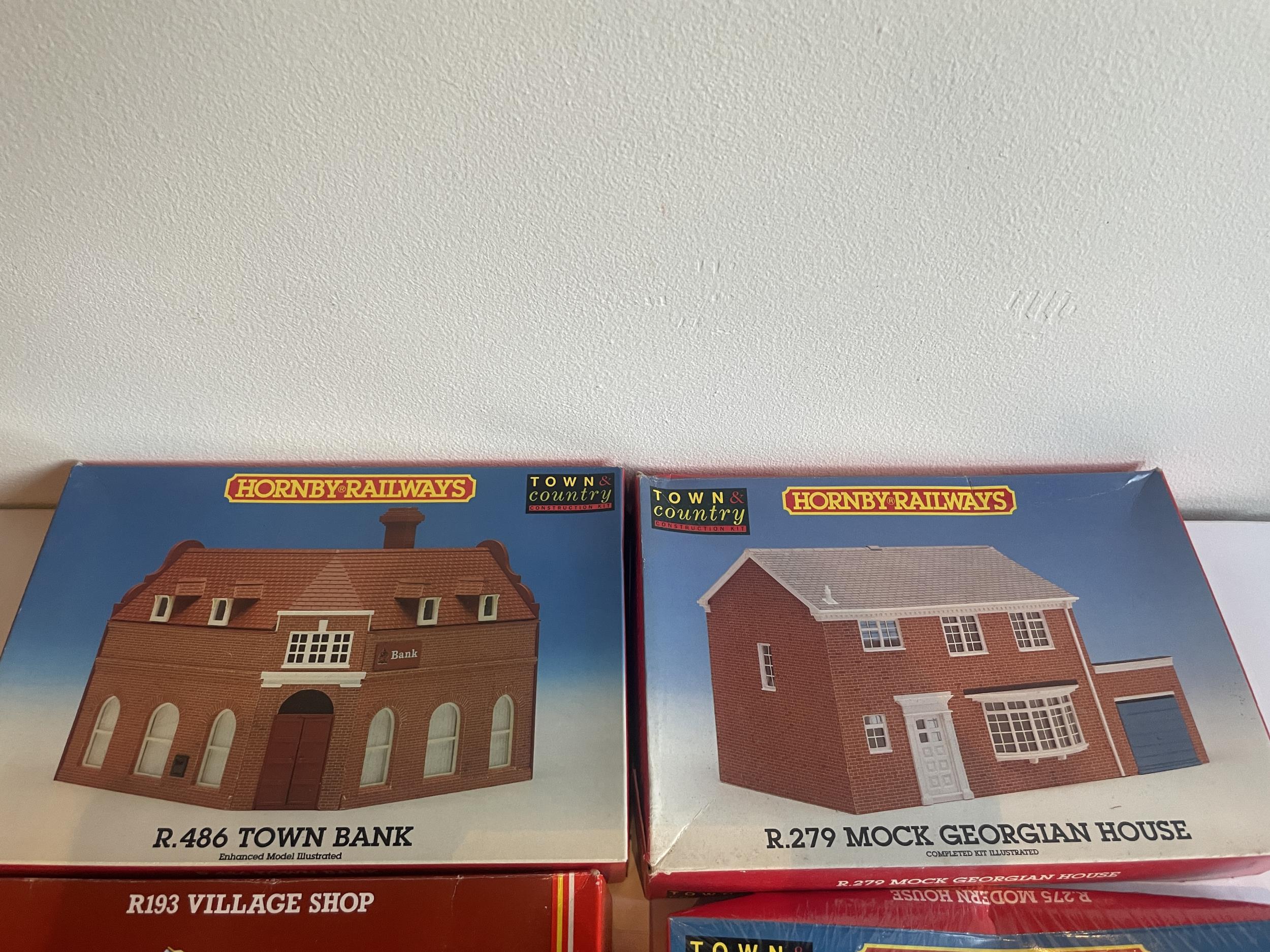 FIVE AS NEW AND BOXED HORNBY 00 GAUGE RAILWAY MODEL BUILDINGS TO INCLUDE A BANK, VILLAGE SHOP, - Bild 2 aus 4
