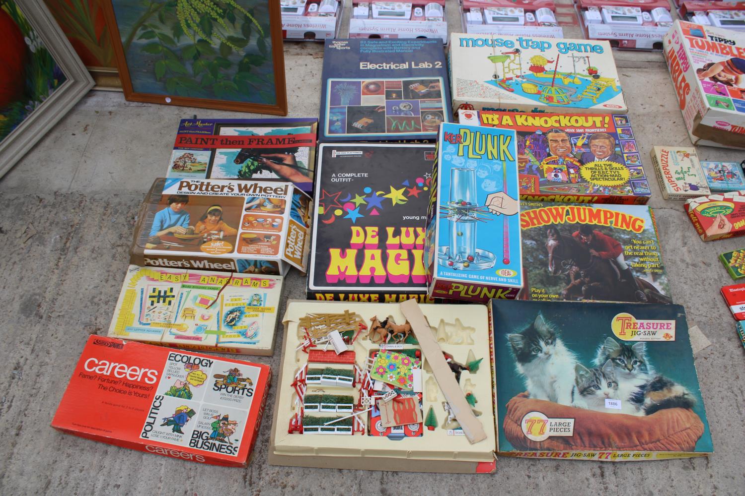 AN ASSORTMENT OF RETRO BOARD GAMES TO INCLUDE KERPLUNK, MOUSE TRAP AND SHOWJUMPING ETC
