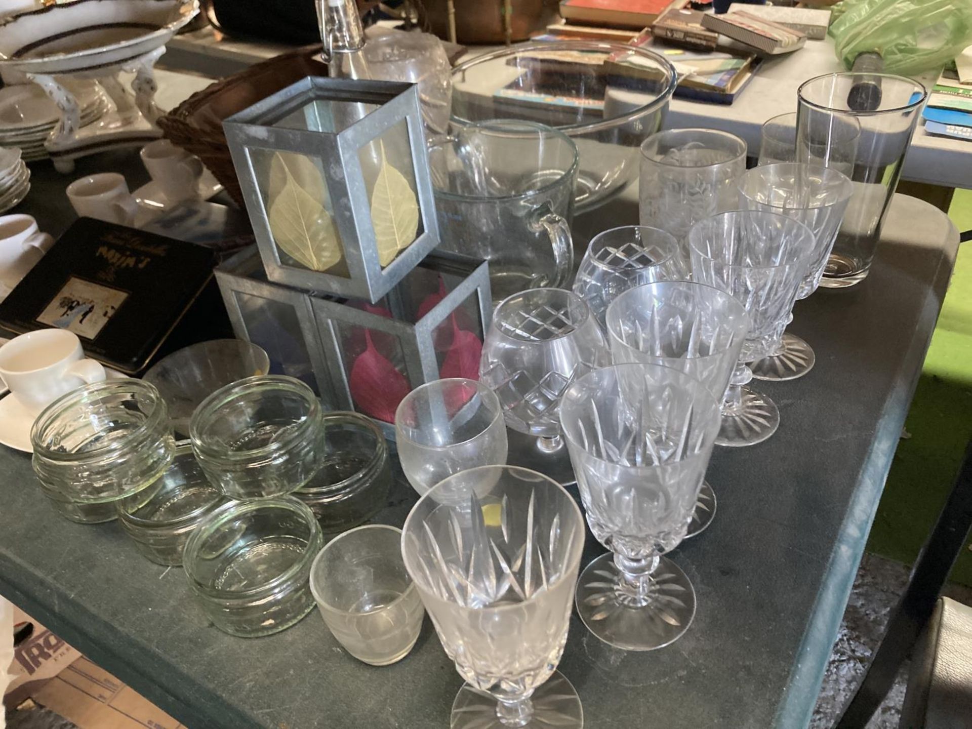 A LARGE QUANTITY OF GLASSWARE TO INCLUDE TEALIGHT LANTERNS, WINE AND BRANDY GLASSES, TUMBLERS, - Image 4 of 5