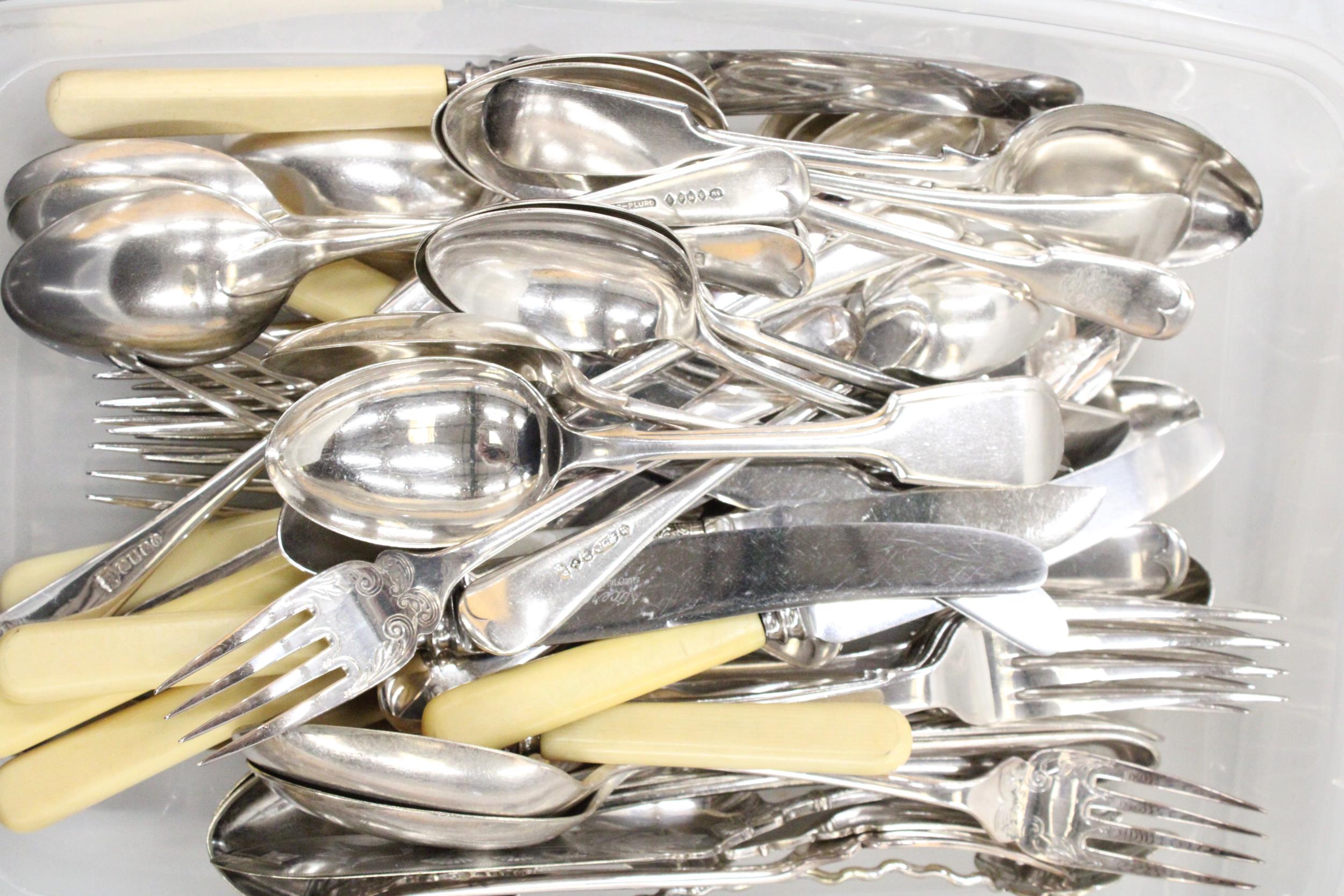 A QUANTITY OF VINTAGE FLATWARE - Image 3 of 7