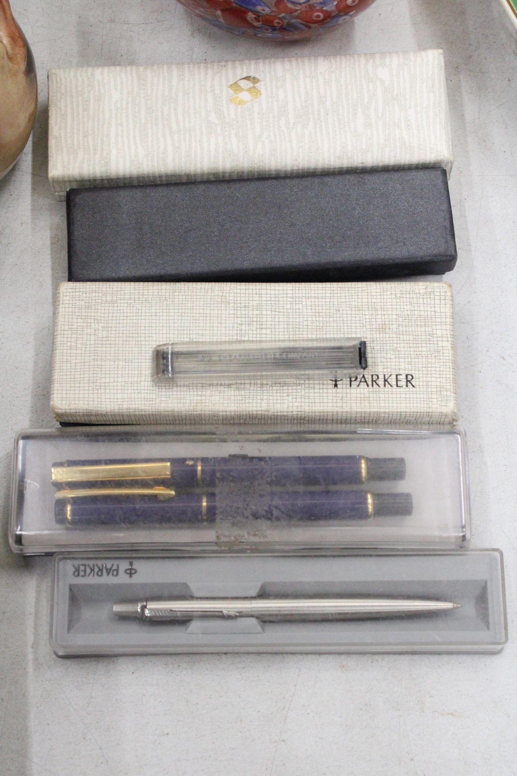 A COLLECTION OF BOXED PENS TO INCLUDE, SHEAFFER, PARKER, ETC, PLUS PENCIL REFILLS