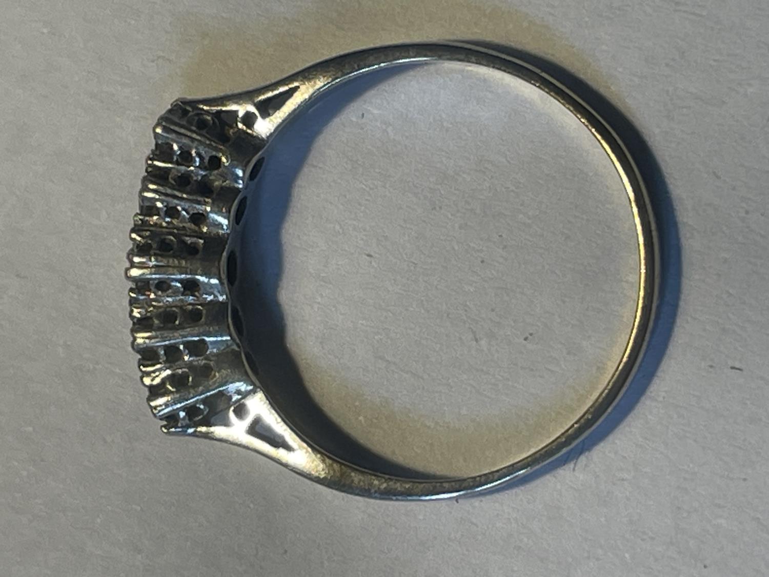 A SILVER AND 9 CARAT GOLD RING WITH FIVE IN LINE CLEAR STONES IN A PRESENTATION BOX - Image 4 of 4