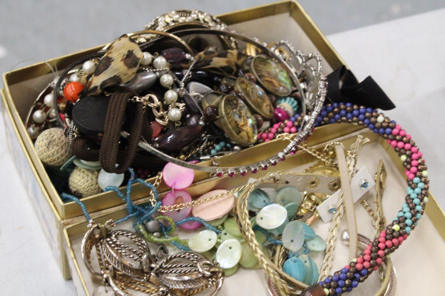 A QUANTITY OF COSTUME JEWELLERY TO INCLUDE NECKLACES, EARRINGS, BANGLES, ETC, IN A DOMED BOX - Image 5 of 5