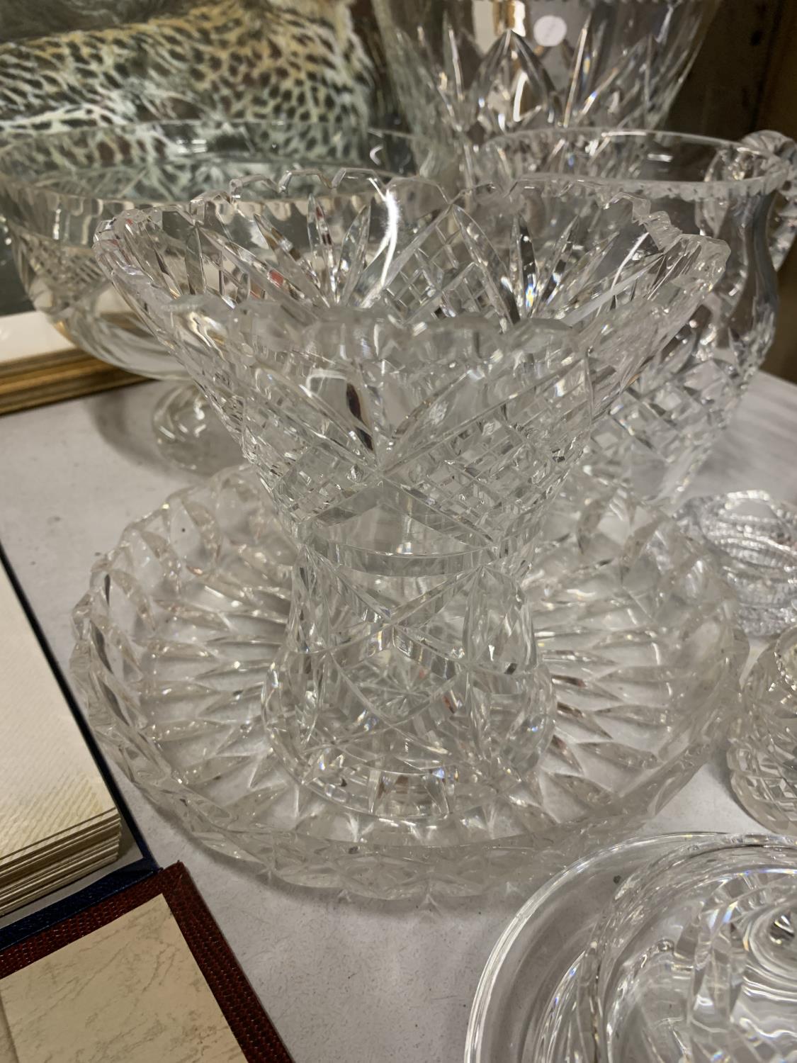 A QUANTITY OF GLASSWARE TO INCLUDE BOWLS, VASES, CANDLE STICKS, LARGE JUG ETC - Image 2 of 4