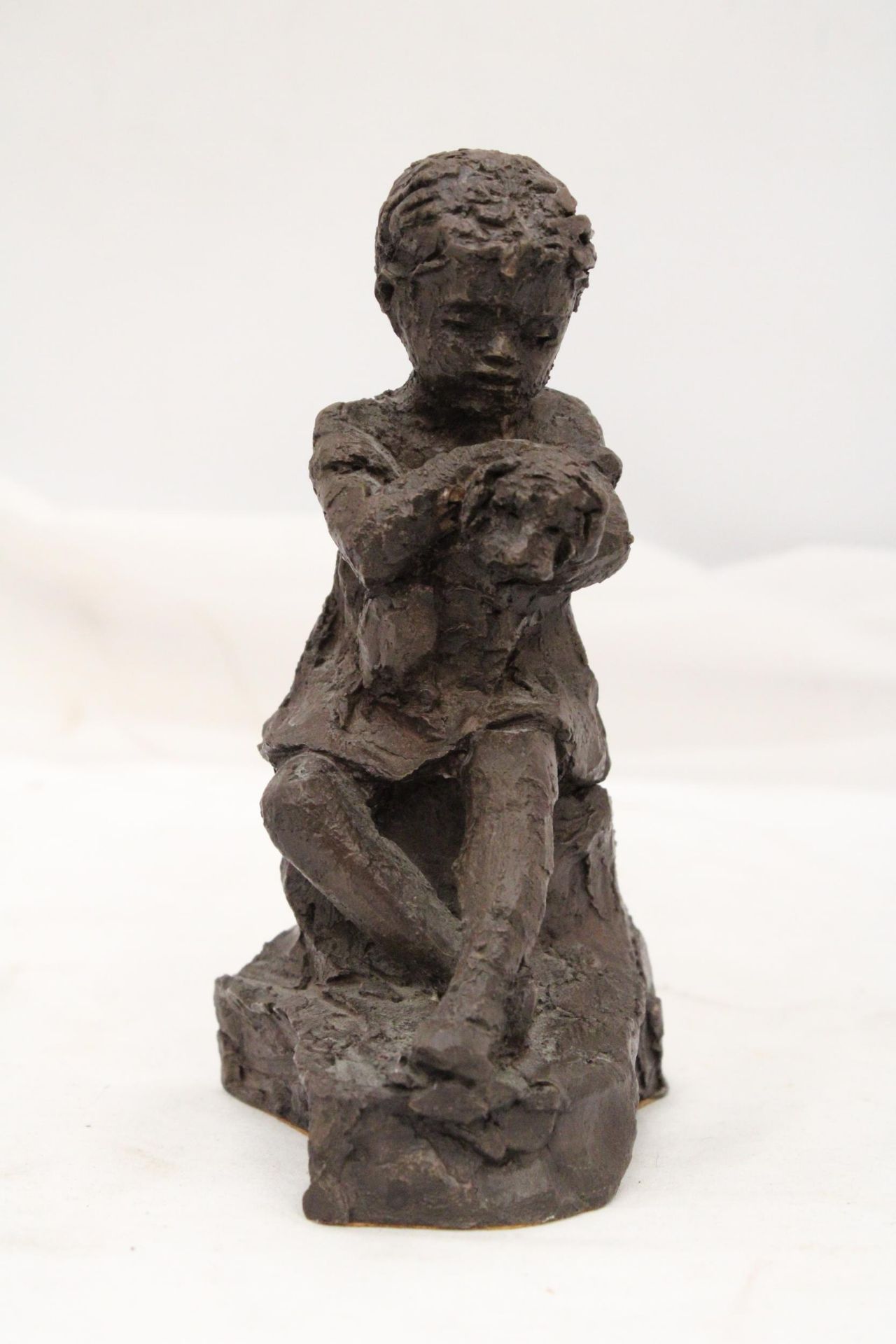 A VINTAGE RESIN SCULPTURE OF A GIRL WITH DOG - APPROXIMATELY 18CM HIGH - Image 2 of 5