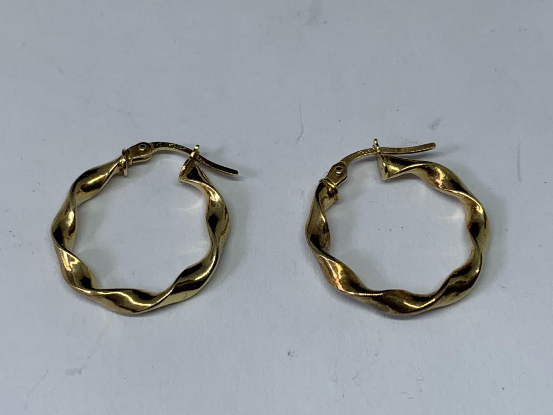 A PAIR OF MARKED 375 GOLD TWIST EARRINGS