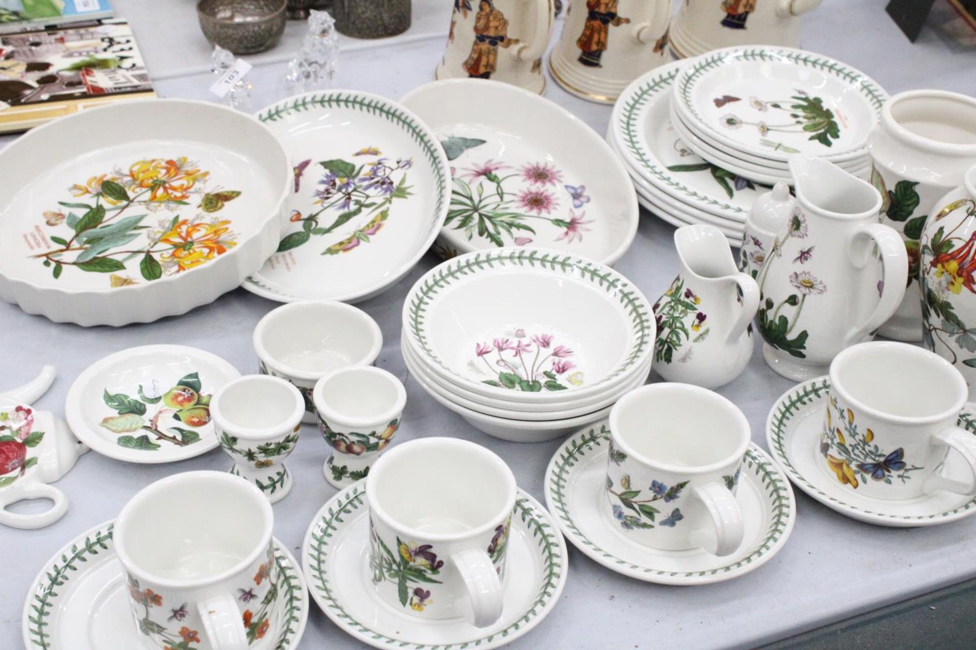 A LARGE QUANTITY OF PORTMEIRION BONTANIC GARDEN DINNERWARE - TO INCLUDE JUGS, PLATES, EGG CUPS ETC - Image 5 of 6
