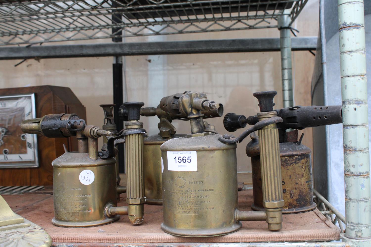 FOUR VARIOUS VINTAGE BRASS BLOW TORCHES TO INCLUDE TWO SWEEDISH MNADE EXAMPLES - Bild 2 aus 6