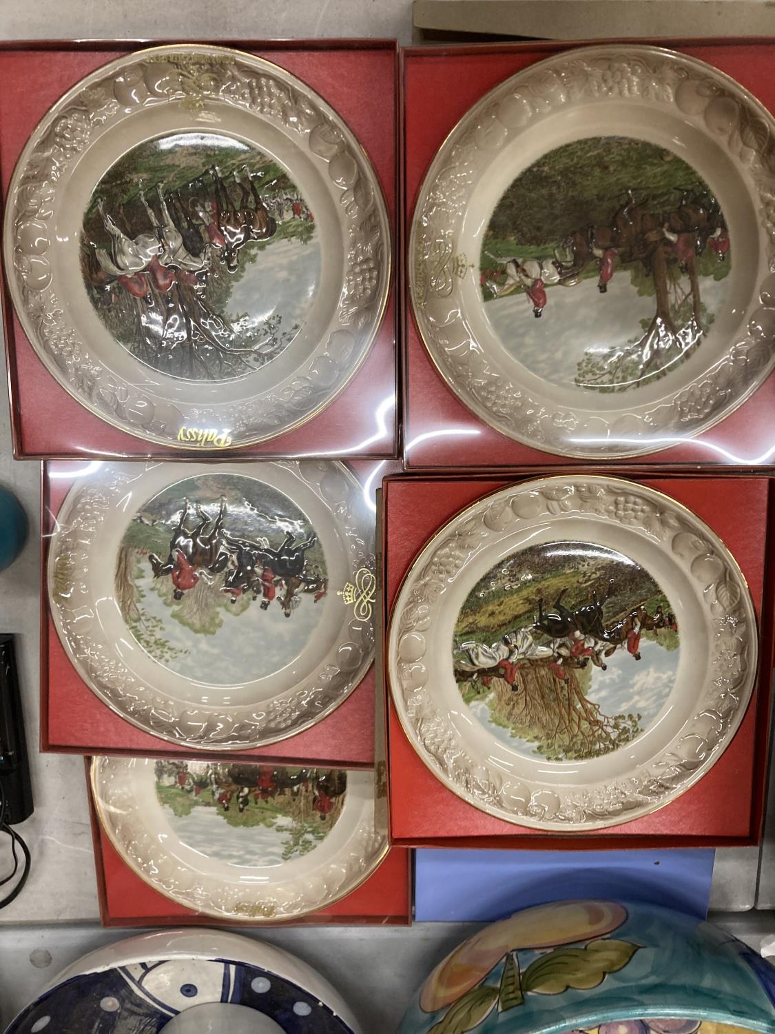 A MIXED LOT OF CABINET PLATES TO INCLUDE ROYAL WORCESTER SPODE, FRANKLIN MINT, WEDGWOOD ETC - Image 2 of 3