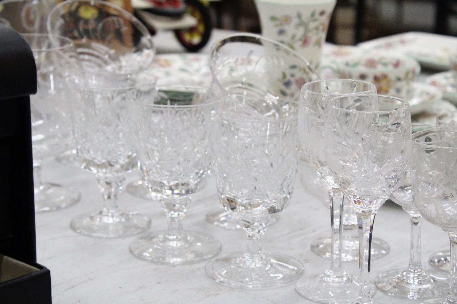 A MIXED LOT OF GLASSWARE TO INCLUDE A PAIR OF CANDLE STICKS, LARGE JUG, SHERRY GLASSES, BRANDY - Image 3 of 6