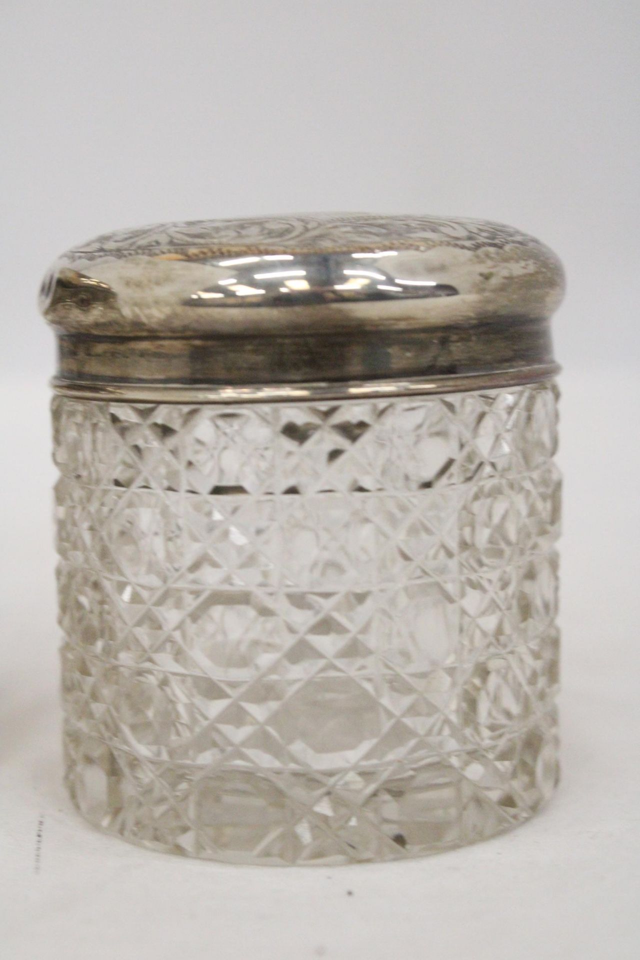 A STERLING SILVER TOP HAIR PIN JAR TOGETHER WITH A SILVER TOPPED COCKTAIL STICK HOLDER - Image 5 of 6