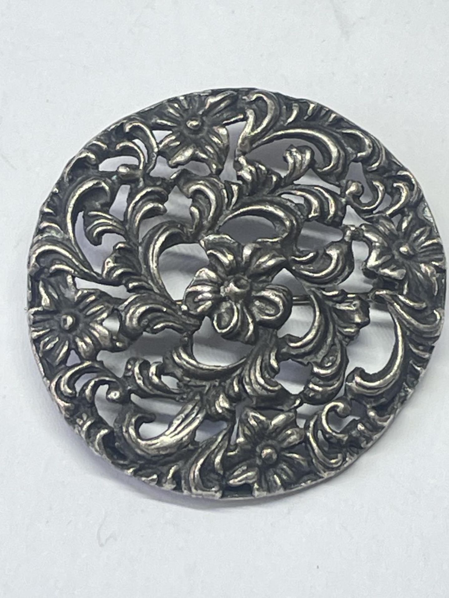 A SILVER BROOCH IN A PRESENTATION BOX - Image 2 of 3