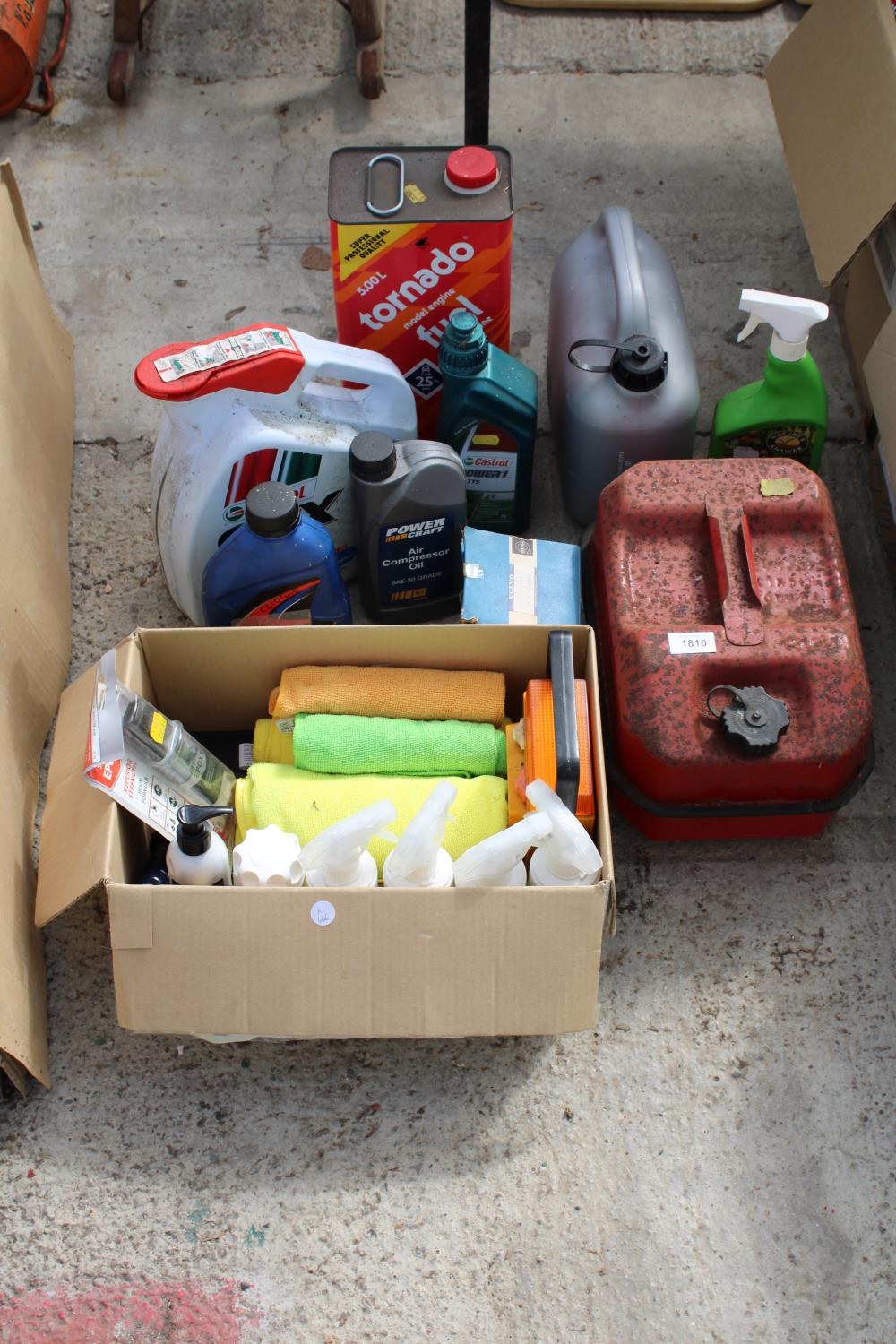 AN ASSORTMENT OF CAR ITEMS TO INCLUDE OILS, A FUEL CAN AND CLEANING PRODUCTS ETC
