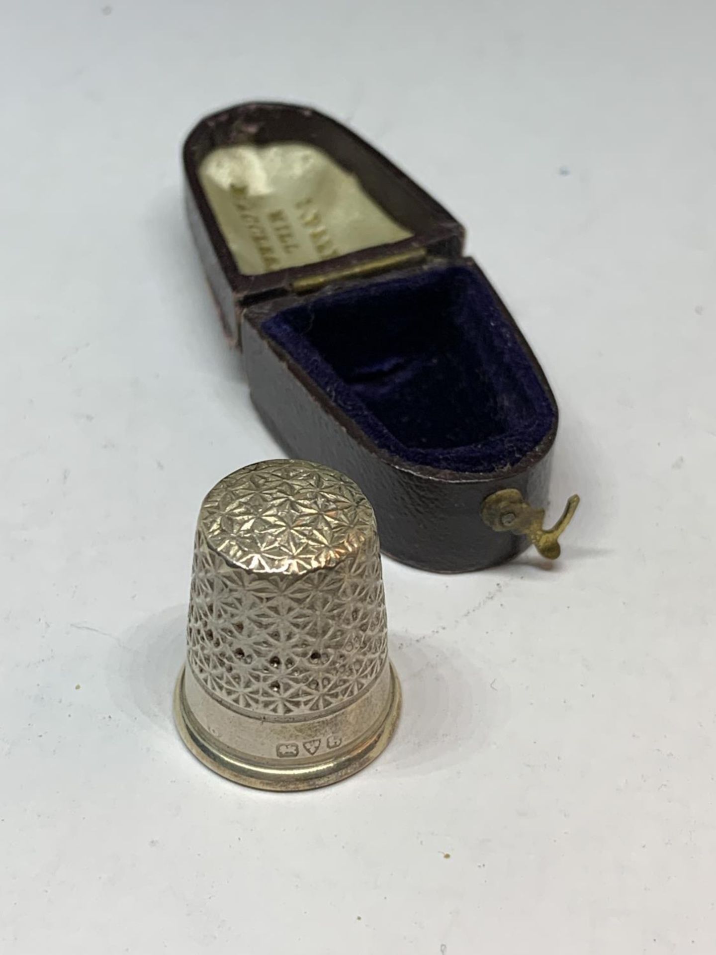 A HALLMARKED BIRMINGHAM SILVER THIMBLE IN ORIGINAL PRESENTATION BOX FROM J PARKER MILL STREET - Image 2 of 4