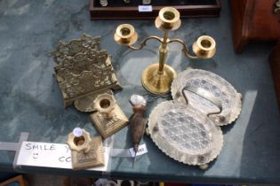 AN ASSORTMENT OF VINTAGE ITEMS TO INCLUDE A DECANTER LABEL, A BRASS LETTER RACK AND CANDLESTICKS ETC