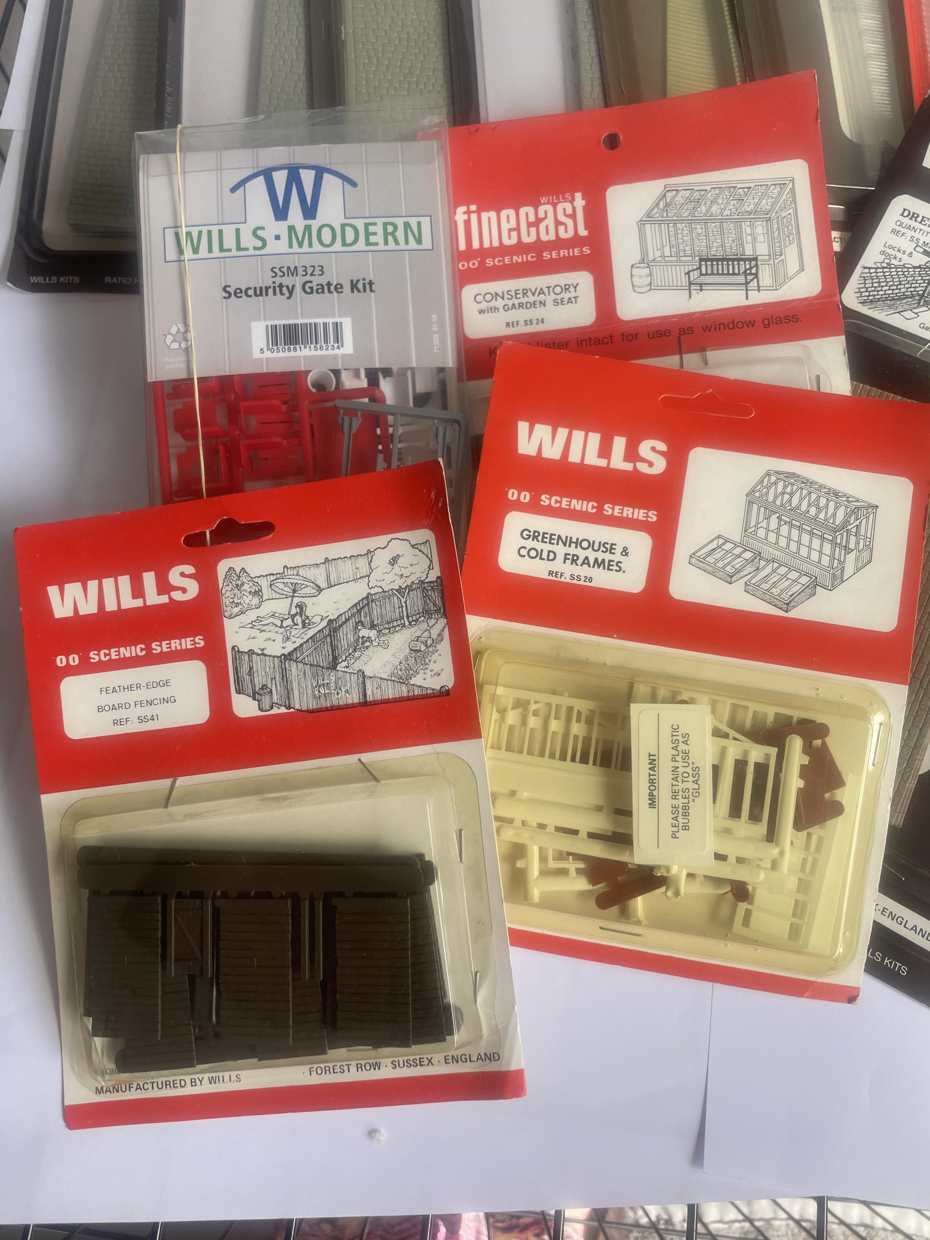 SIXTEEN PACKETS OF WILLS SCENIC MATERIALS KITS TO INCLUDE A SECURITY GATE KIT, GRANITE SETS, DRESSED - Image 3 of 4