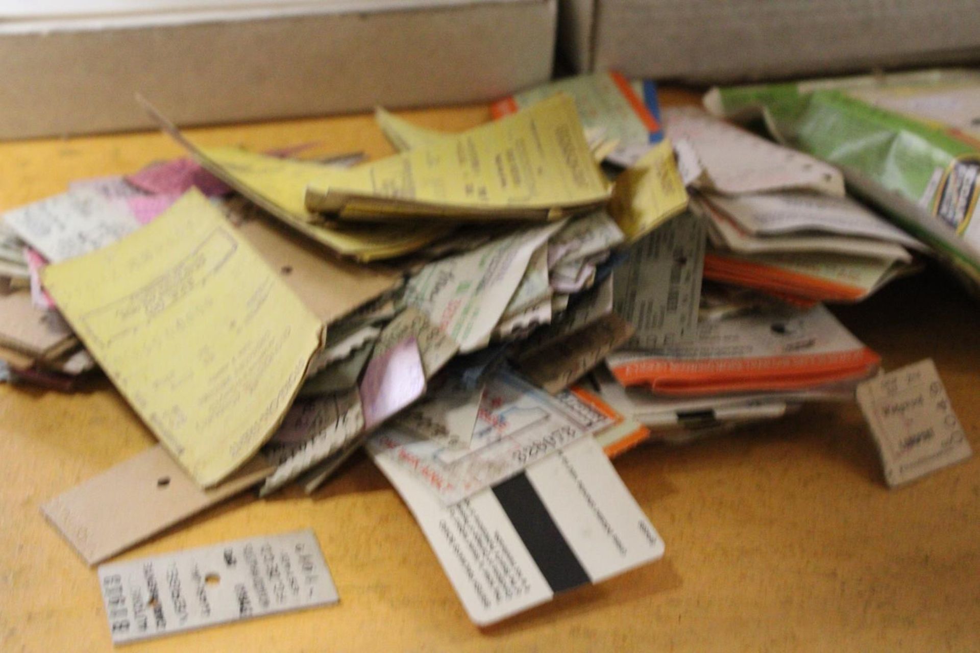 A LARGE COLLECTION OF VINTAGE BUS AND RAIL TICKETS - Image 2 of 4
