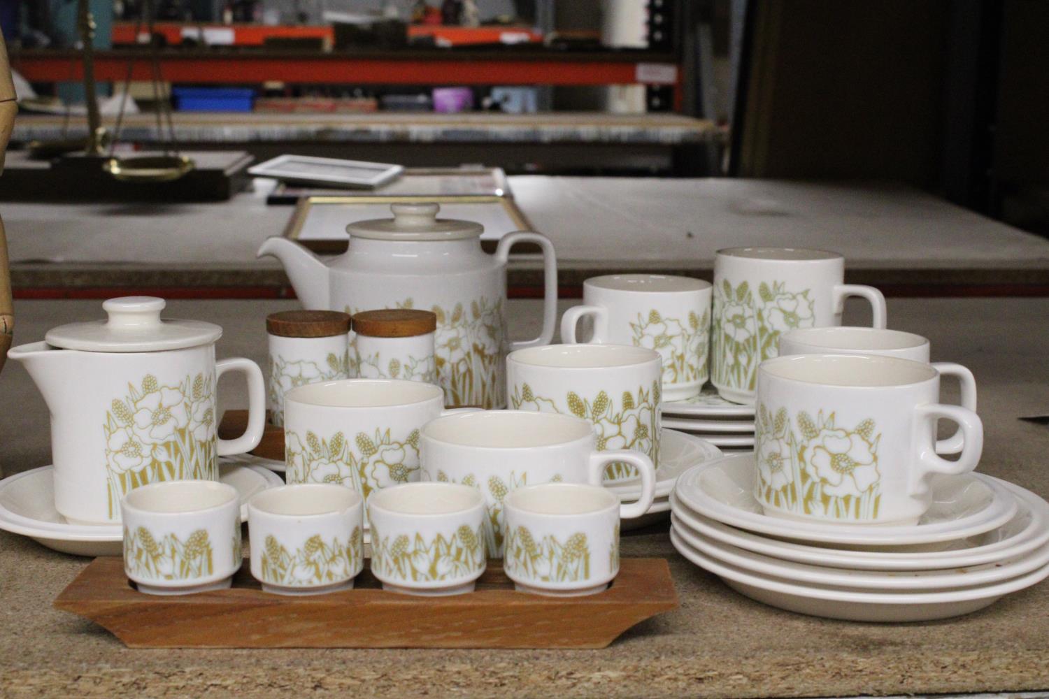 A VINTAGE HORNSEA POTTERY 'FLEUR' TEASET TO INCLUDE A TEAPOT, MILK JUG, SUGAR BOWL, A CRUET SET, EGG