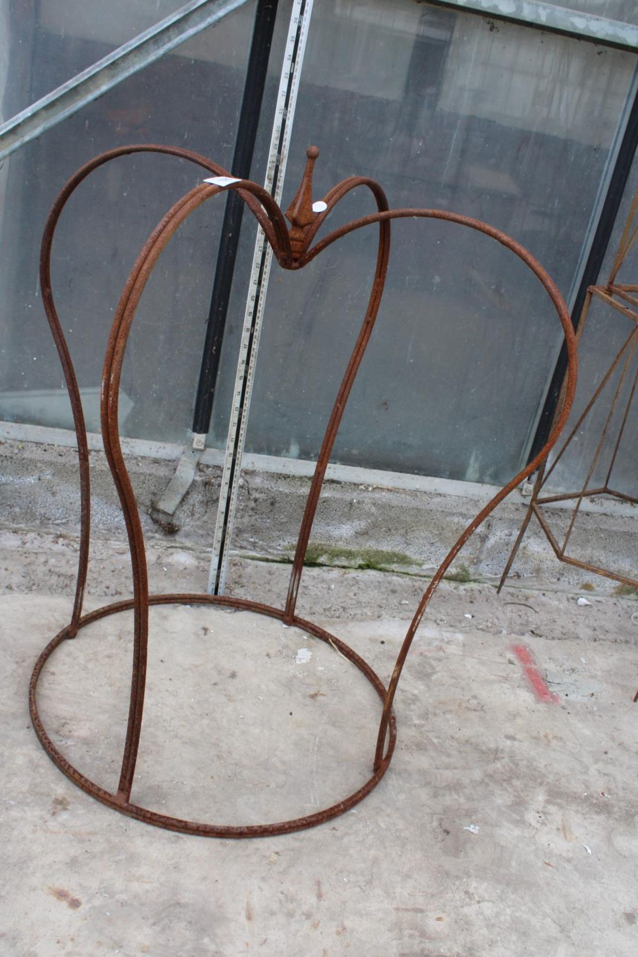 A STEEL GARDEN PLANT STAND IN THE SHAPE OF A CROWN (H:76CM W:68CM)