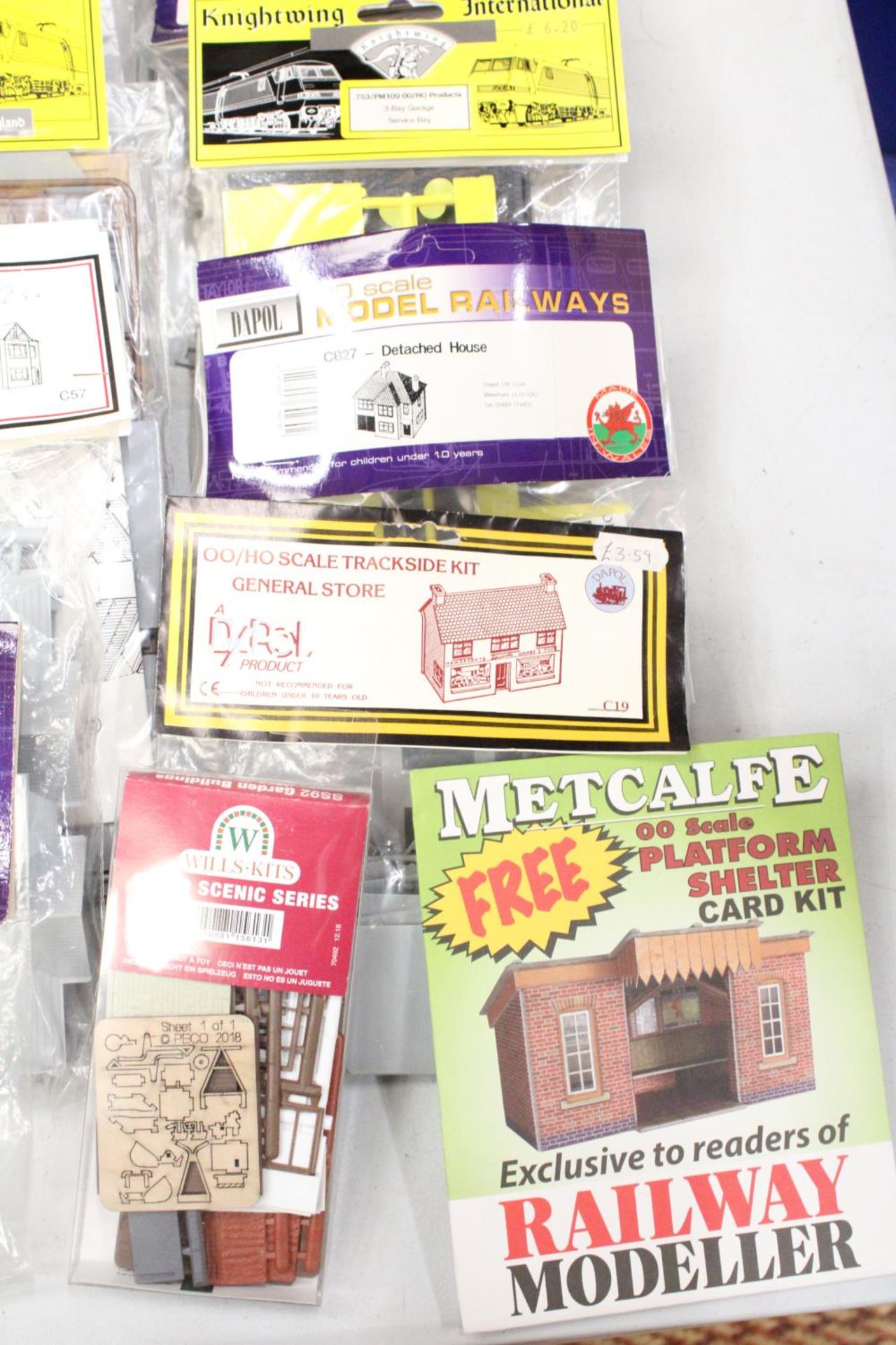 A MIXED COLLECTION OF MODEL RAILWAY BUILDING KITS - Image 7 of 7