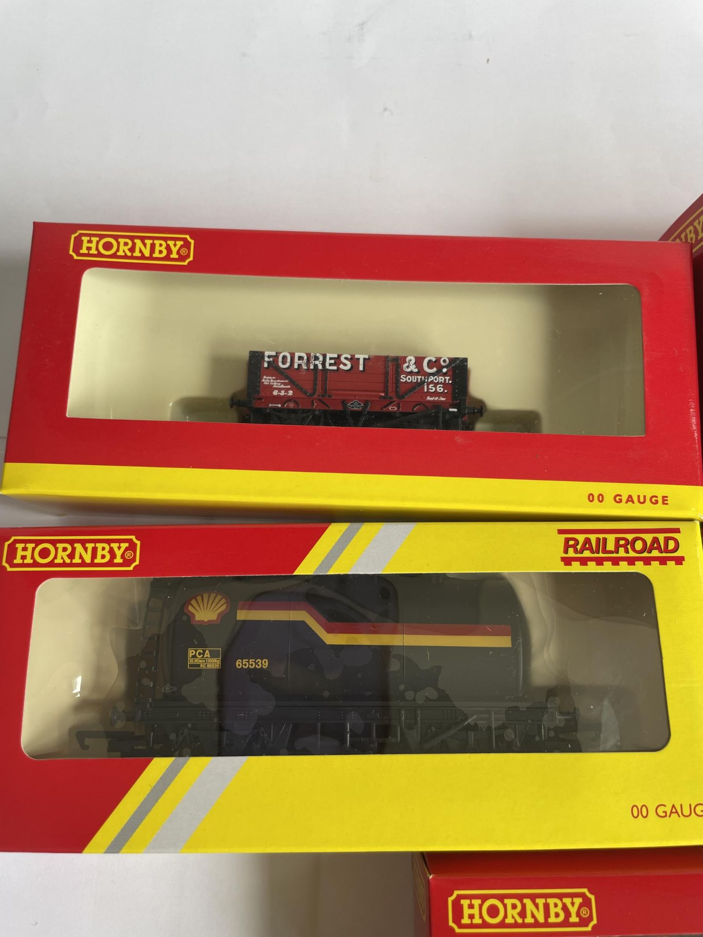 FIVE BOXED HORNBY 00 GAUGE FREIGHT CARRIAGES TO INCLUDE THREE SHELL TANKERS, A HORSE BOX AND A PLANK - Image 2 of 5