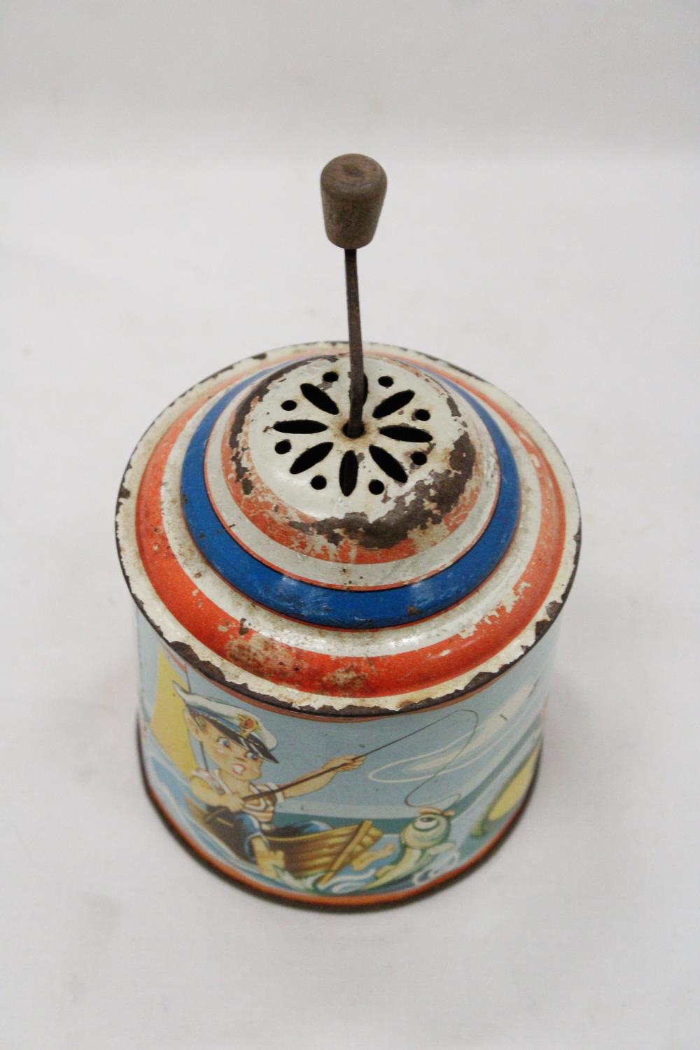 A 1950'S GERMAN TIN PLATE MUSIC BOX IN WORKING ORDER AT TIME OF CATALOGUING - Bild 5 aus 5