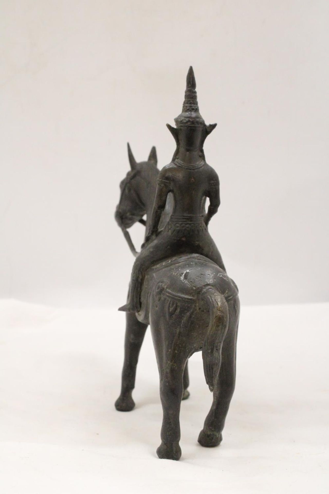 AN ORIENTAL BRONZE HORSE AND WARRIOR RIDER, HEIGHT 25CM, LENGTH 23CM - Image 4 of 5