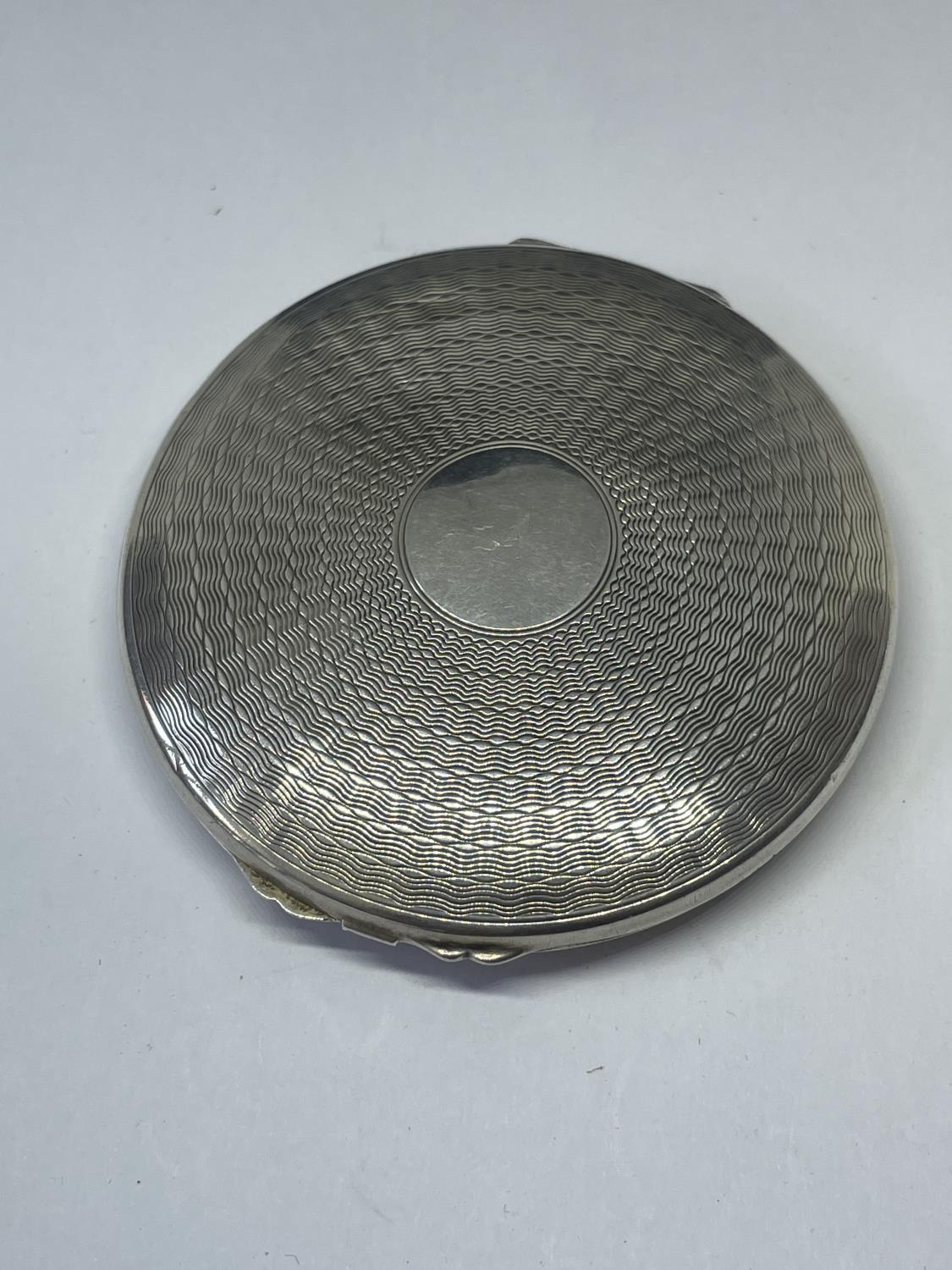 A HALLMARKED BIRMINGHAM SILVER COMPACT