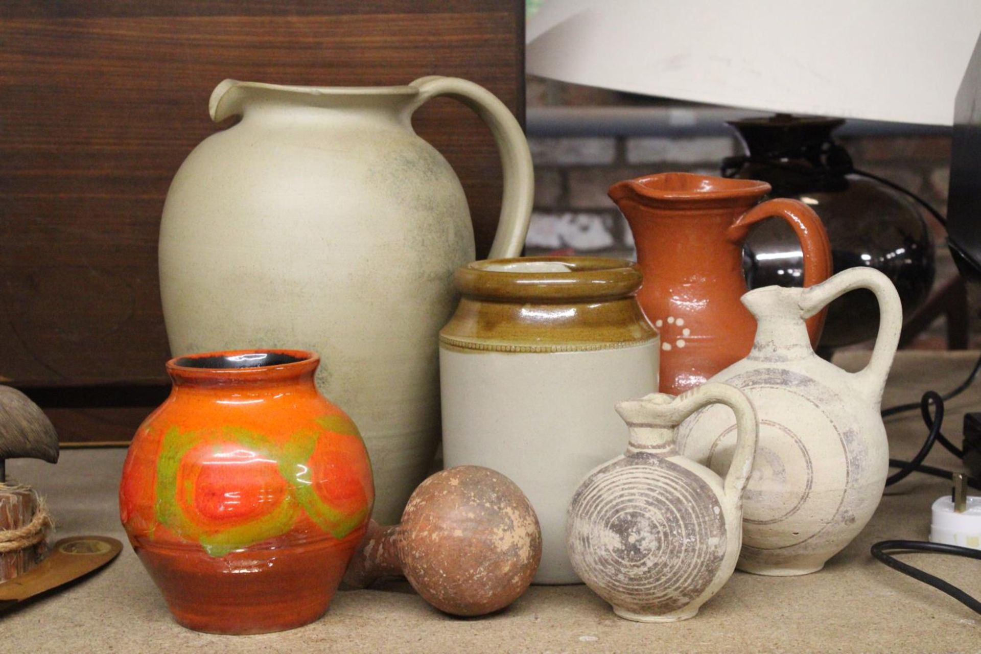 A QUANTITY OF STONEWARE JUGS WITH A VINTAGE STORAGE JAR PLUS A FOSTERS POTTERY VASE