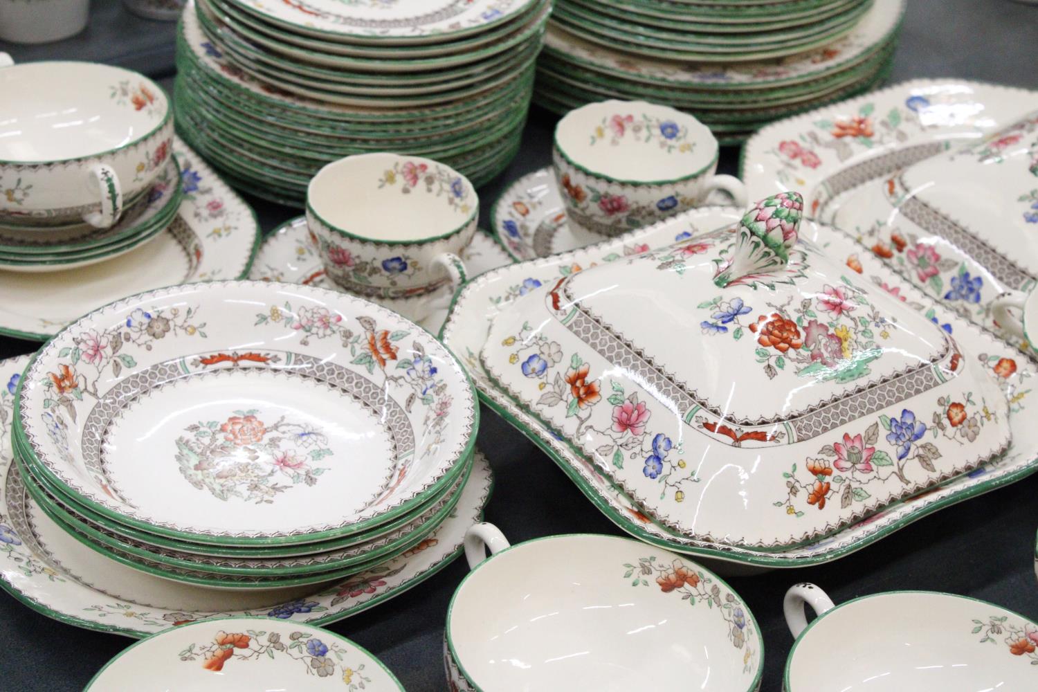 A LARGE SPODE COPELAND "CHINESE ROSE" DINNER SERVICE TO INCLUDE PLATES, SOUP BOWLS, JUGS, A - Image 6 of 9