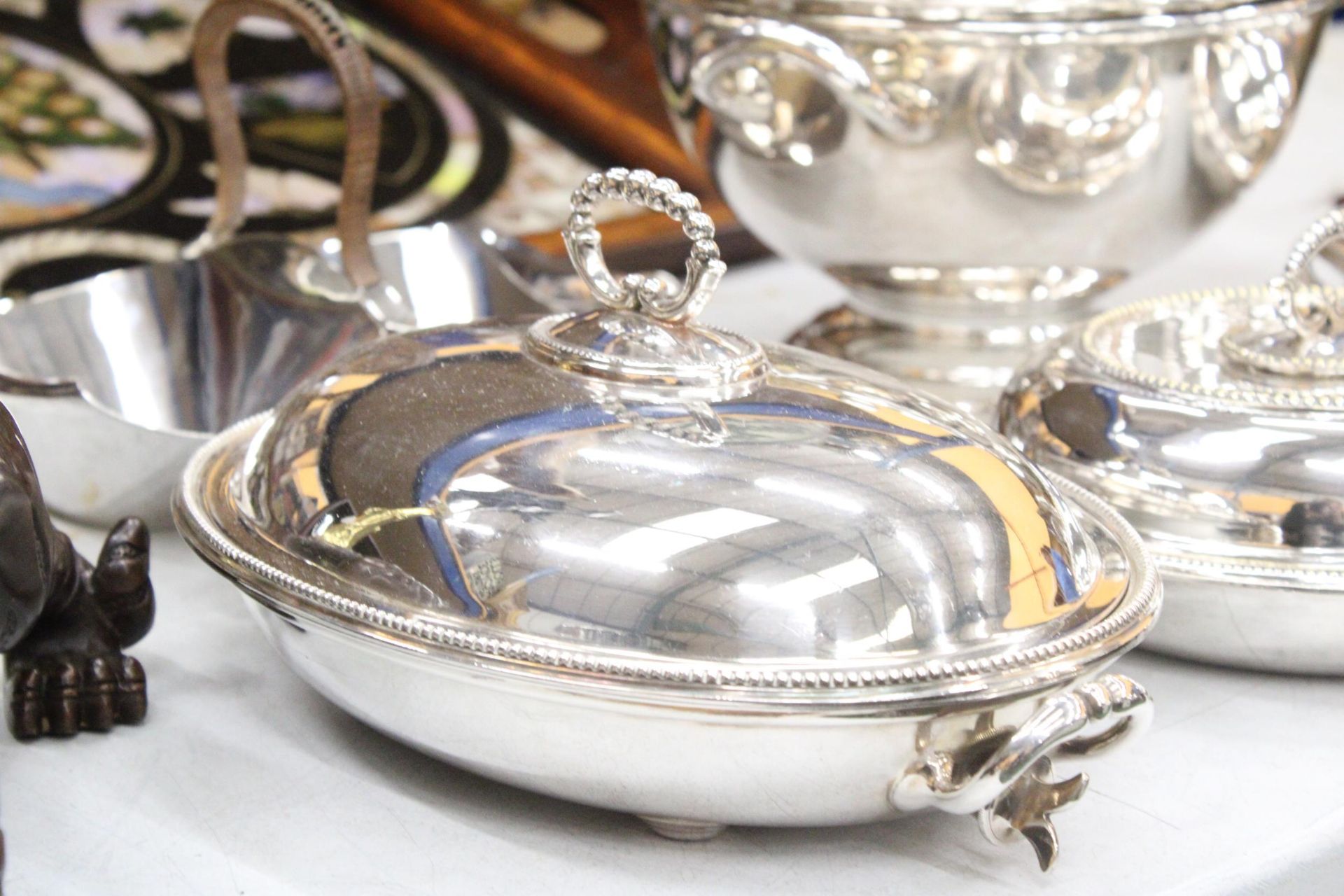 A QUANTITY OF SILVER PLATED ITEMS TO INCLUDE A SOUP TUREEN WITH LADEL, THREE LIDDED SERVING DISHES - Image 3 of 7