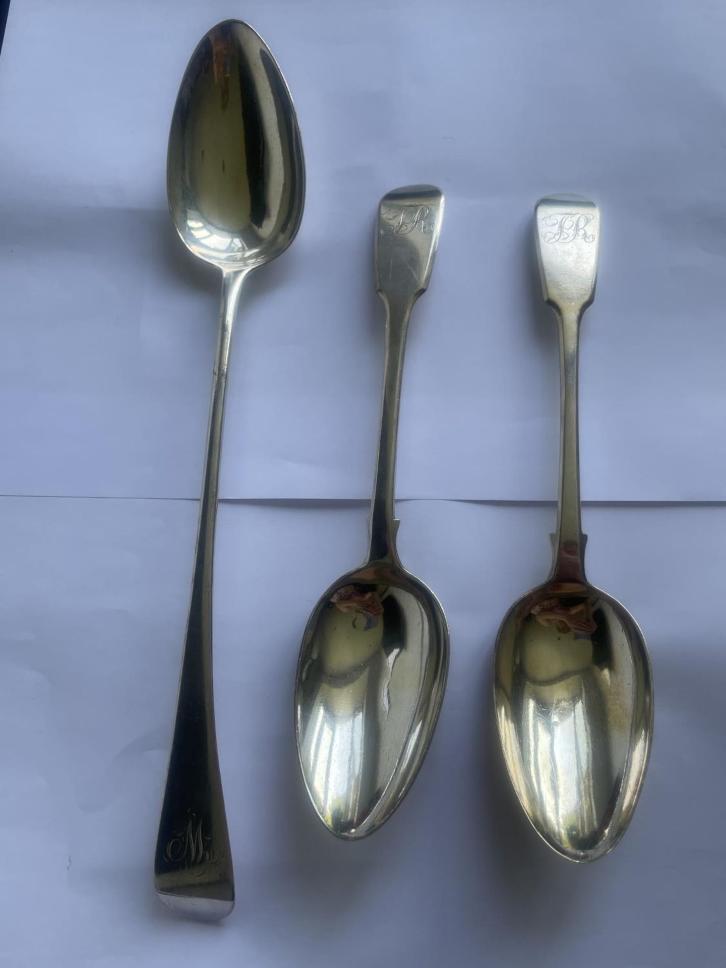 THREE HALLMARKED GEORGIAN SILVER SERVING SPOONS GROSS WEIGHT 256 GRAMS